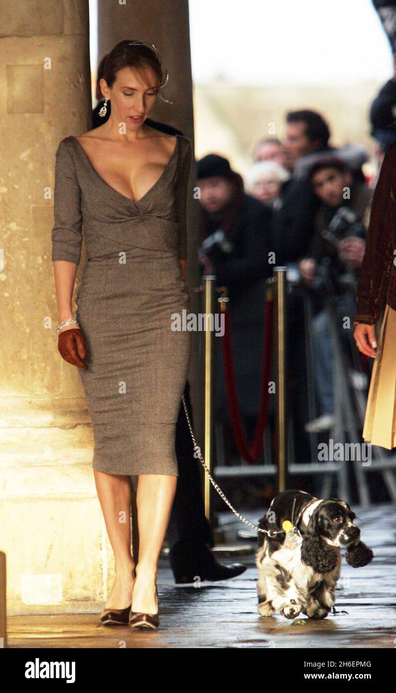 Sir Elton John e il partner David Furnish lasciano oggi la Guildhall a Windsor dopo essersi sposati il primo giorno in cui le partnership civili gay diventano legali in Inghilterra . FOTO: L'artista Sam Taylor Wood arriva alla Guildhall con il cane di Elton John Arthur Jeff Moore/allactiondigital.com Foto Stock