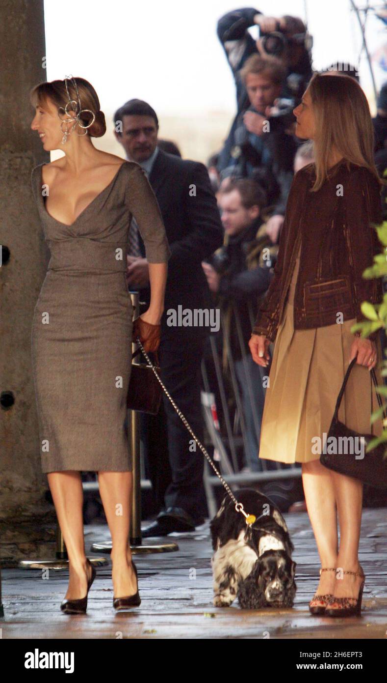 Sir Elton John e il partner David Furnish lasciano oggi la Guildhall a Windsor dopo essersi sposati il primo giorno in cui le partnership civili gay diventano legali in Inghilterra . FOTO: L'artista Sam Taylor Wood arriva alla Guildhall con il cane di Elton John Arthur Jeff Moore/allactiondigital.com Foto Stock