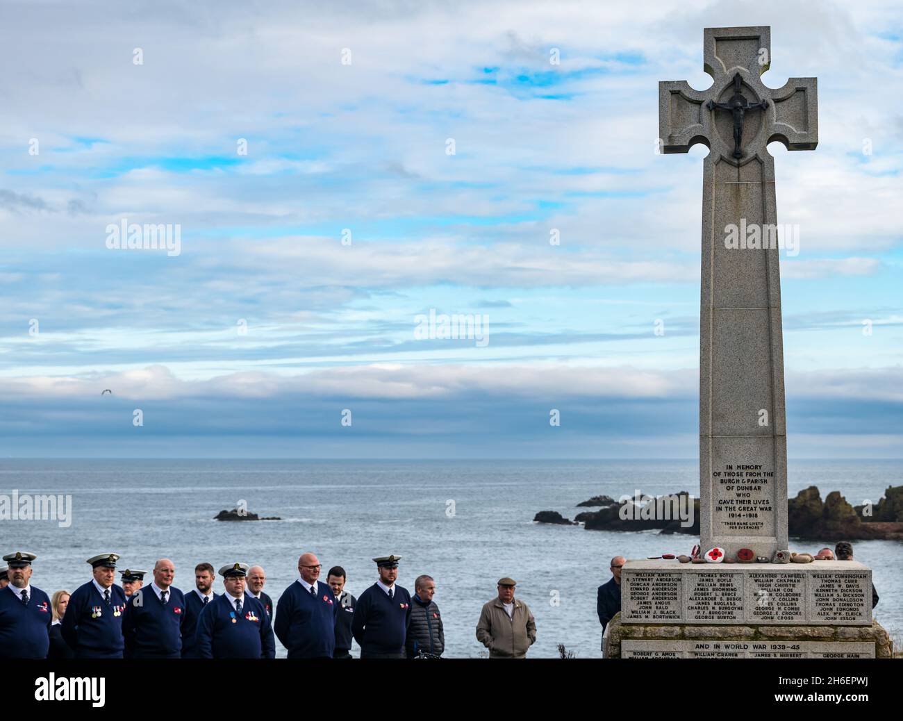 Il personale RNLI al memoriale di guerra alla cerimonia del giorno della memoria, Dunbar, East Lothian, Scozia, Regno Unito Foto Stock