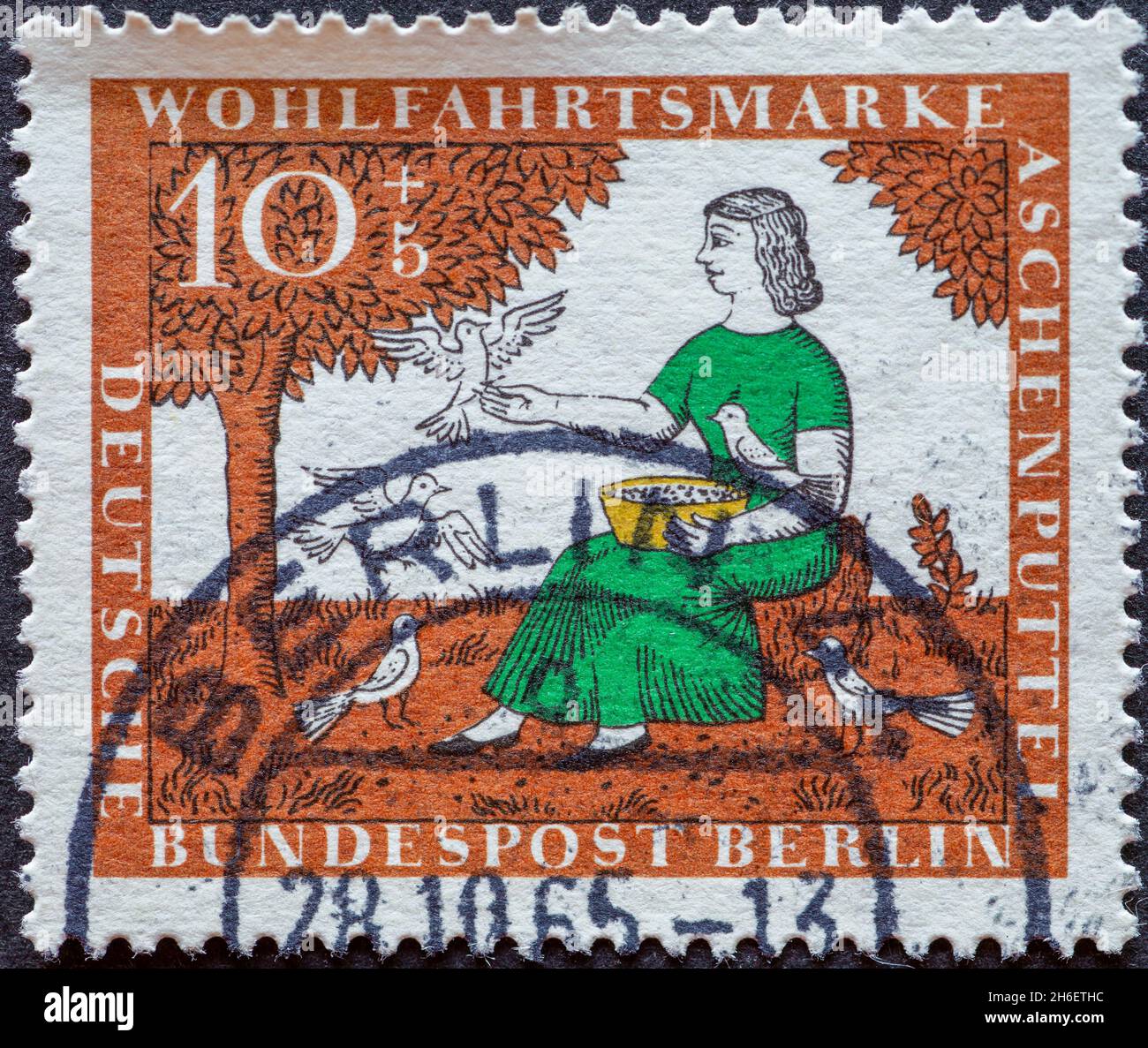 GERMANIA, Berlino - CIRCA 1965: Un francobollo dalla Germania, Berlino che mostra una foto della fiaba dei Fratelli Grimm: Cenerentola. Pigeon Fee Foto Stock