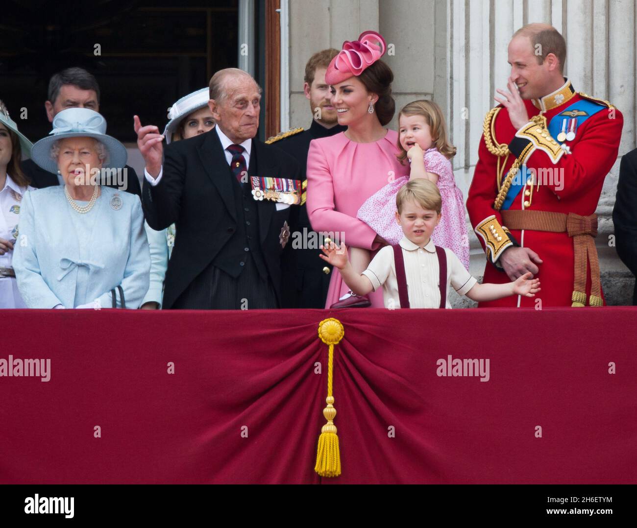 Sua Maestà la Regina e Filippo, il Duca di Edimburgo, il Principe Harry, Caterina, Duchessa di Cambridge, la Principessa Charlotte, Il Principe Giorgio e il Principe Guglielmo il Duca di Cambridge frequentando Trooping the Color on the Mall, Londra. Foto Stock