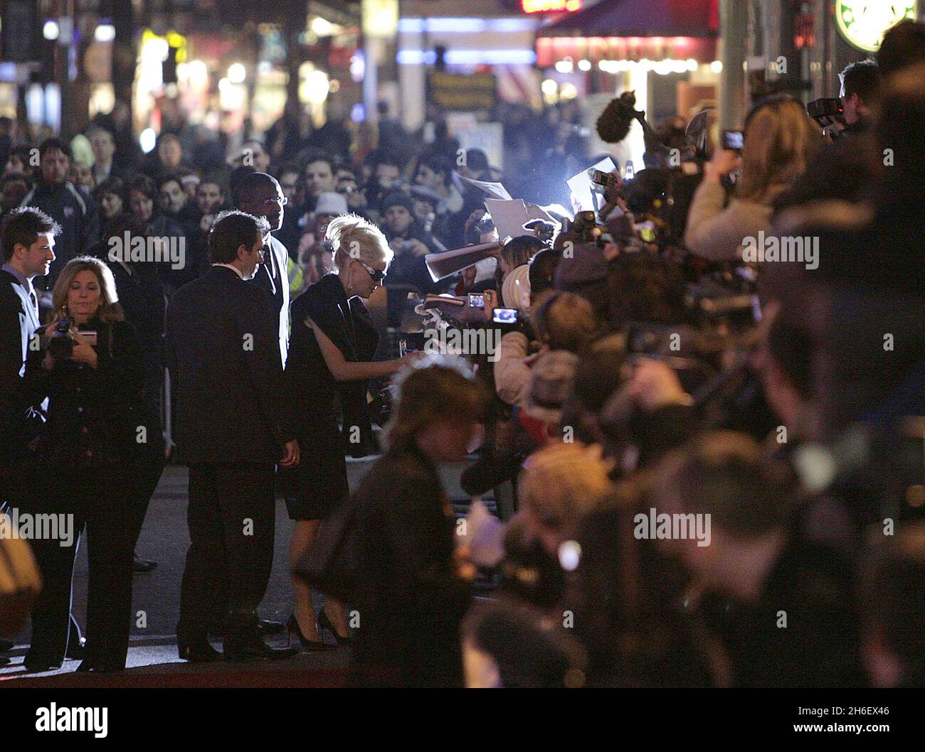 Sharon Stone firma autografi per i fan mentre frequenta il World Film Premiere per Basic Instinct II: Risk Addiction a Vue Leicester Square, Londra. Jeff Moore/allactiondigital.com Foto Stock
