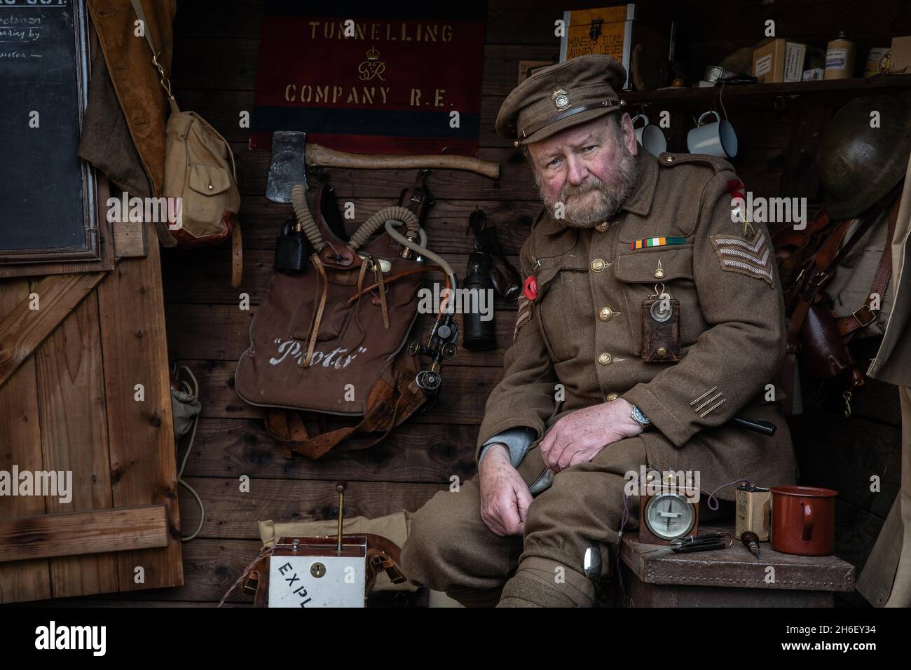 I volontari rifanno la vita in una trincea ricostruita della prima Guerra Mondiale presso lo Staffordshire Regiment Museum di Lichfield, Staffs, per celebrare il 100° anniversario dell'armistizio che mette fine al conflitto mortale. Chiamato dopo LCpl William Coltman VC, portatore di barelle nel i/6 Nord Staffords e il più altamente decorato soldato della prima Guerra Mondiale, la trincea di Coltman offre ai visitatori del museo una visione delle condizioni affrontate dalle truppe sulla prima linea. Foto Stock