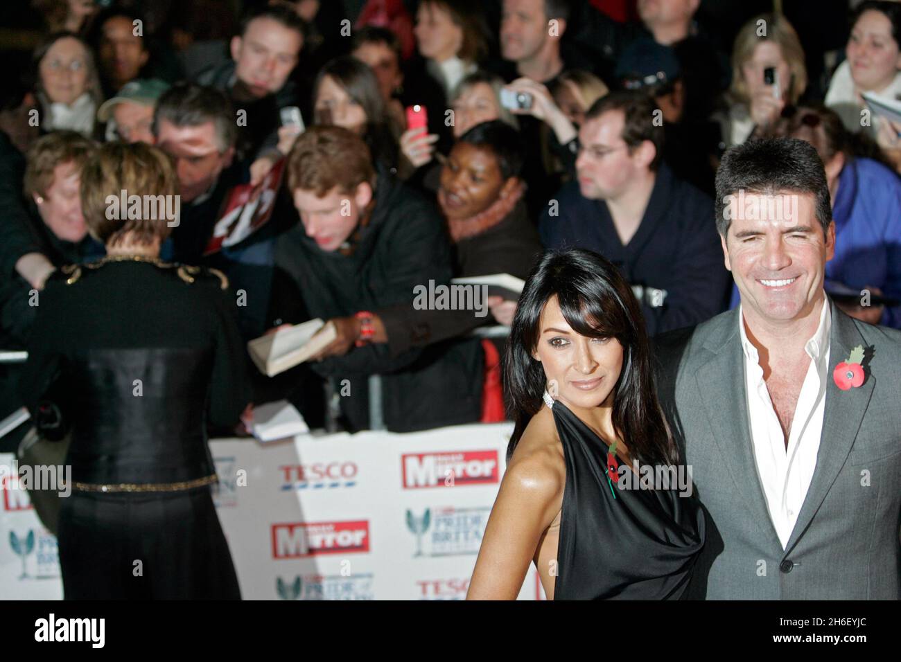 X Factor giudica Sharon Osbourne (background) e Simon Cowell con Jackie St Clair in arrivo al Daily Mirror Pride of Britain Awards 2006, ITV Studios, South Bank, Londra, 6 novembre, 2006. Foto Stock