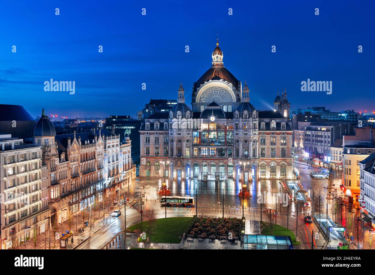 Anversa, Belgio, paesaggio urbano alla stazione ferroviaria Centraal da notte fino all'alba. Foto Stock