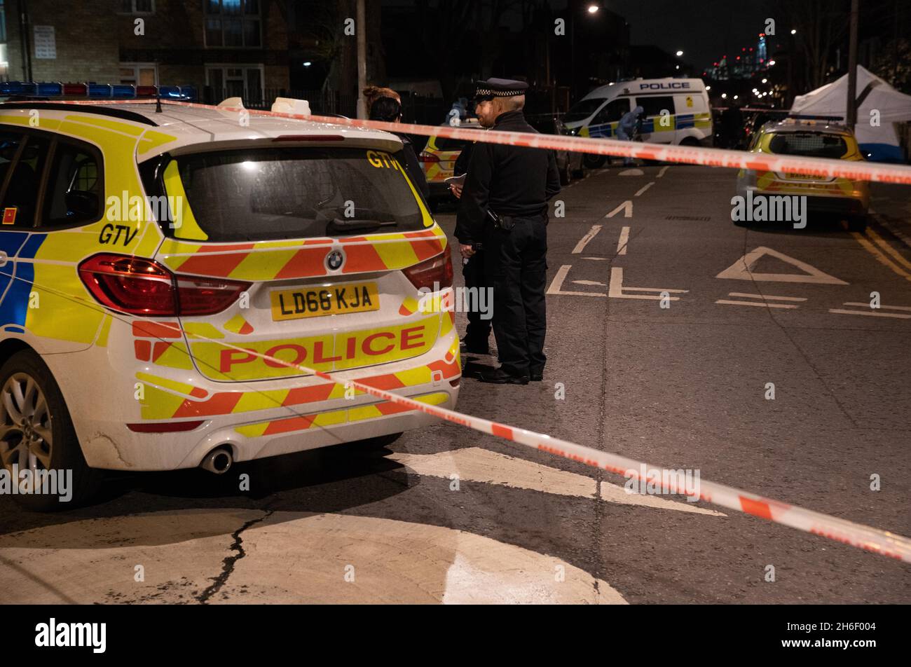 Polizia nella scena vicino North Birkbeck Road a Leyton, Londra orientale dopo che un uomo nel suo 20 è stato stabbed alla morte intorno alle 17:10 il mercoledì sera. Poliziotti e medici hanno trovato l'uomo con ferite multiple e morì sulla scena. È la ventunesima persona uccisa a Londra quest'anno. Foto Stock