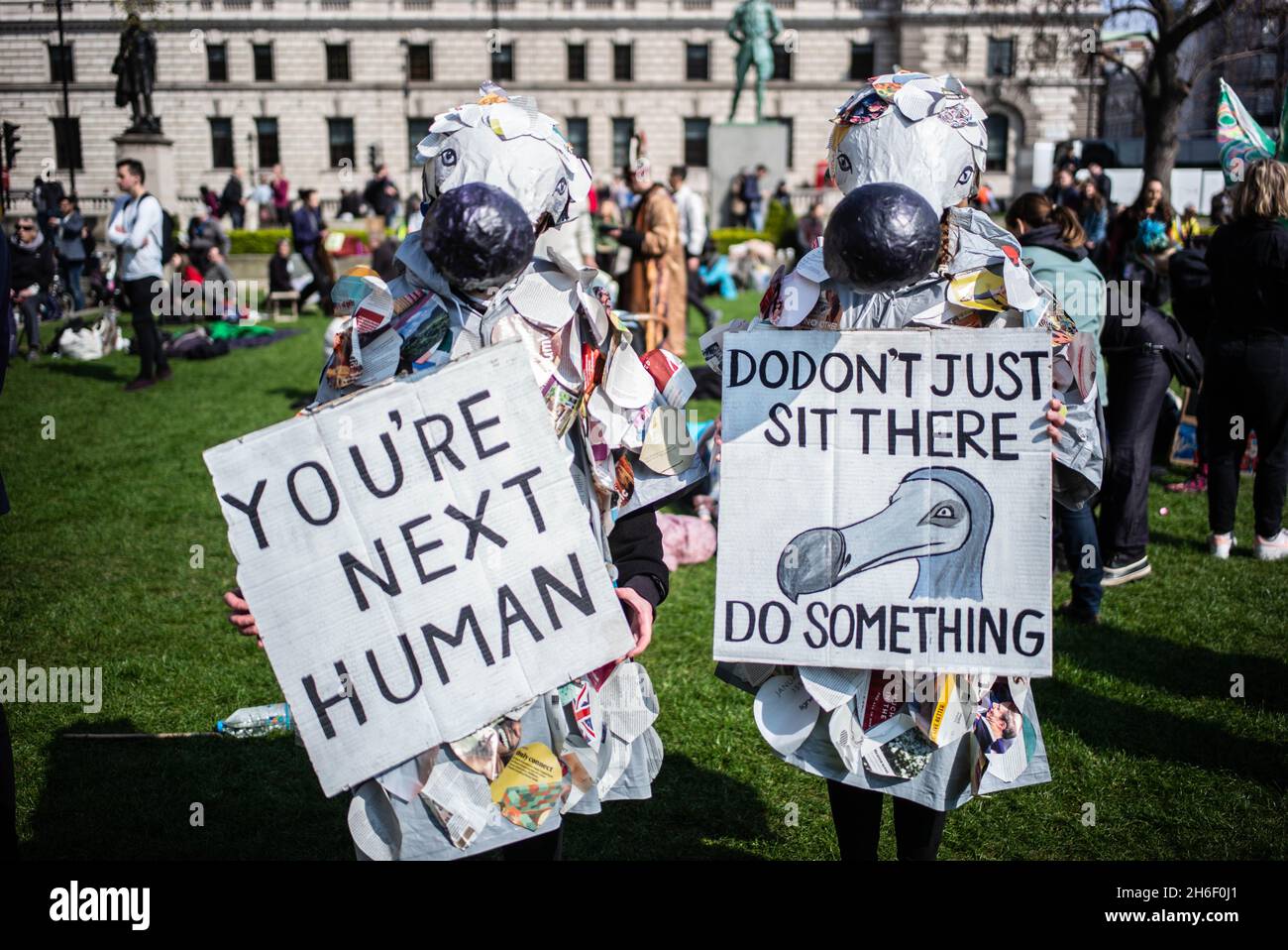 Gli attivisti ambientali bloccano alcune parti del centro di Londra nelle proteste sul cambiamento climatico. Manifestanti in Piazza del Parlamento Foto Stock