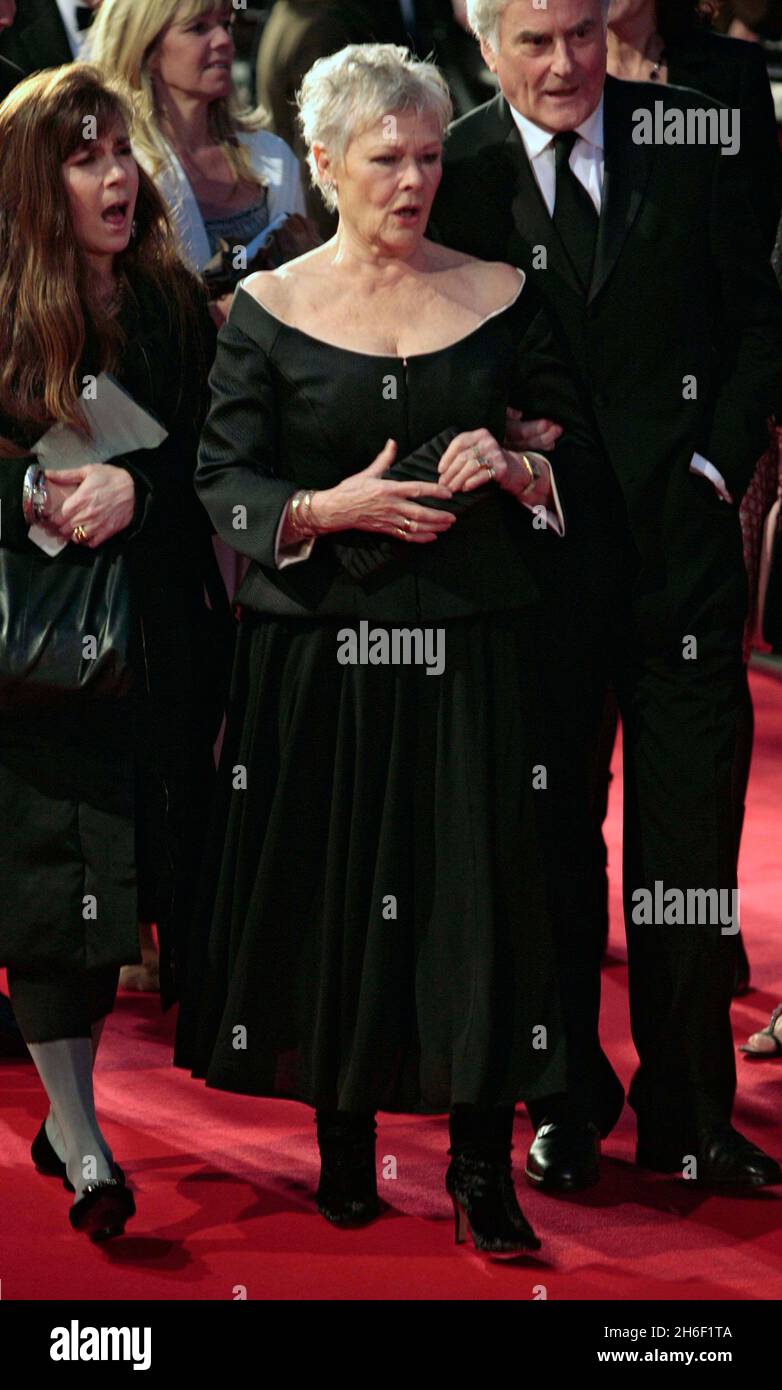 Dame Judi Dench arriva per i British Academy Film Awards 2007 alla Royal Opera House di Covent Garden, Londra il 11 febbraio 2007. Foto Stock