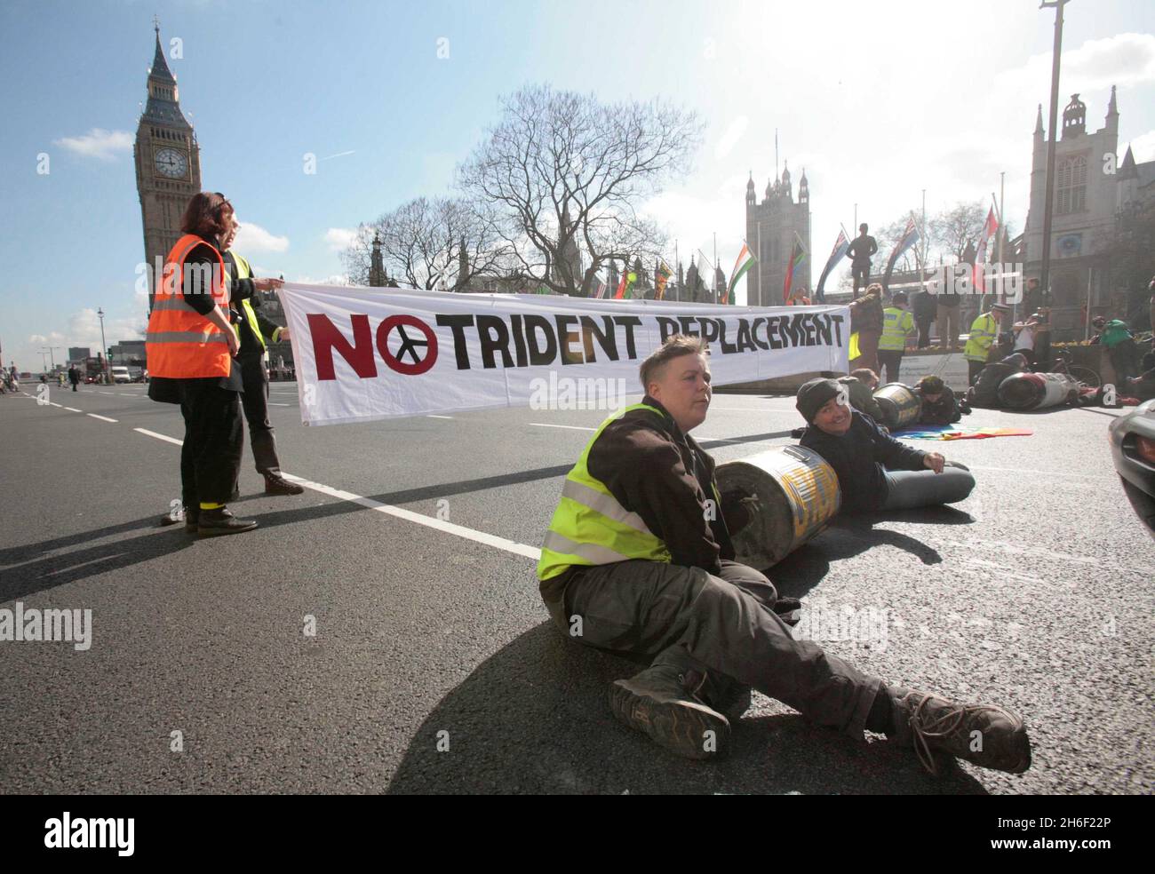 I manifestanti dei Tridenti si sono cementati insieme e hanno bloccato la strada davanti al Parlamento a Wesminster oggi, prima del cruciale voto dei Tridenti alla Camera dei Comuni questa sera, 14 marzo 2007. Si ritiene che fino a 100 deputati laburisti potrebbero respingere i piani per spendere fino a 20 miliardi di euro in una nuova flotta di sottomarini missilistici nucleari per sostituire il vecchio sistema Trident. Foto Stock