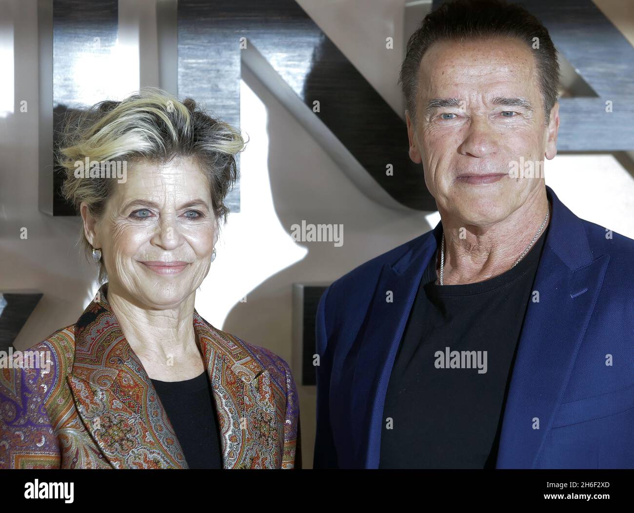 Linda Hamilton e Arnold Schwarzenegger in arrivo per il terminatore: Dark destino photocall tenutosi presso il Mandarin Oriental Hotel di Londra. Foto Stock