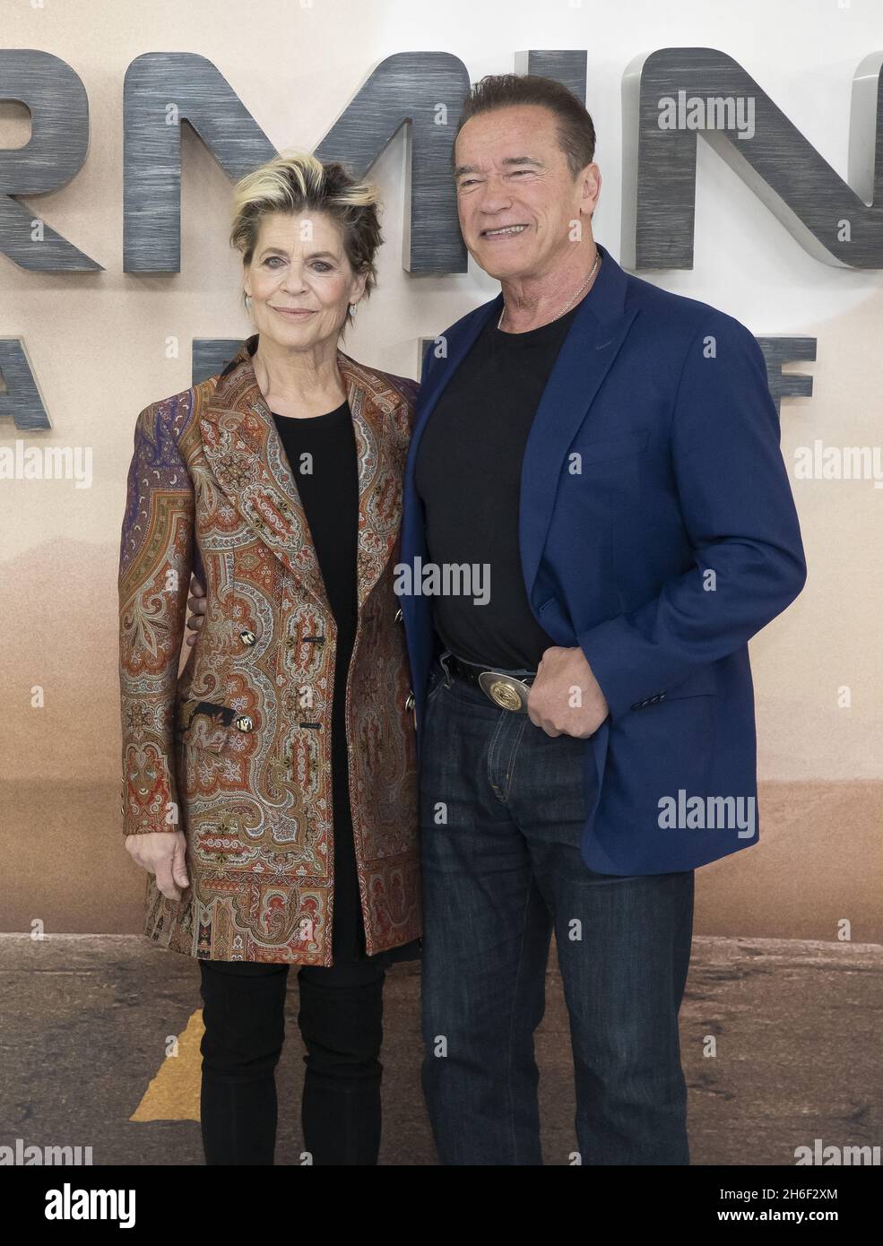 Linda Hamilton e Arnold Schwarzenegger in arrivo per il terminatore: Dark destino photocall tenutosi presso il Mandarin Oriental Hotel di Londra. Foto Stock