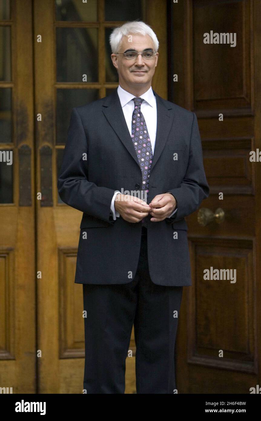 Il nuovo Cancelliere Alistair Darling è raffigurato lasciando il Tesoro a Londra mentre si dirige verso la Camera dei Comuni per tenere il suo primo discorso pre-budget. Foto Stock