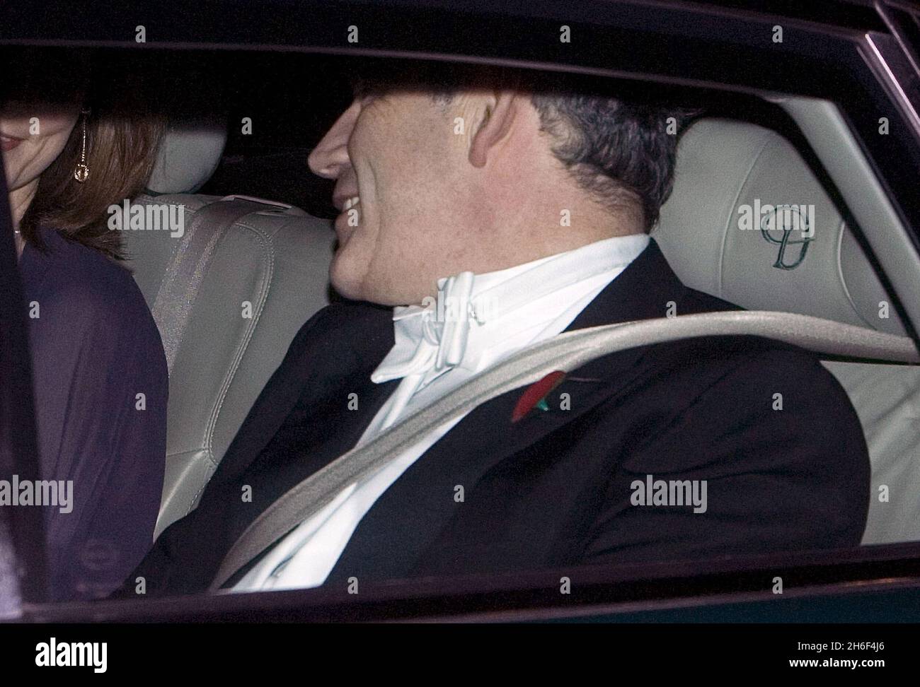 Il primo ministro britannico Gordon Brown, con cravatta bianca, arriva al banchetto di stato a Buckingham Palace a Londra in onore del re in visita Abdullah dell'Arabia Saudita. L'acquisto da parte del primo ministro di un abito personalizzato di Â£3,000 da Gieves & Hawkes segna la fine del suo rifiuto decennale di vestirsi per occasioni formali. Foto Stock