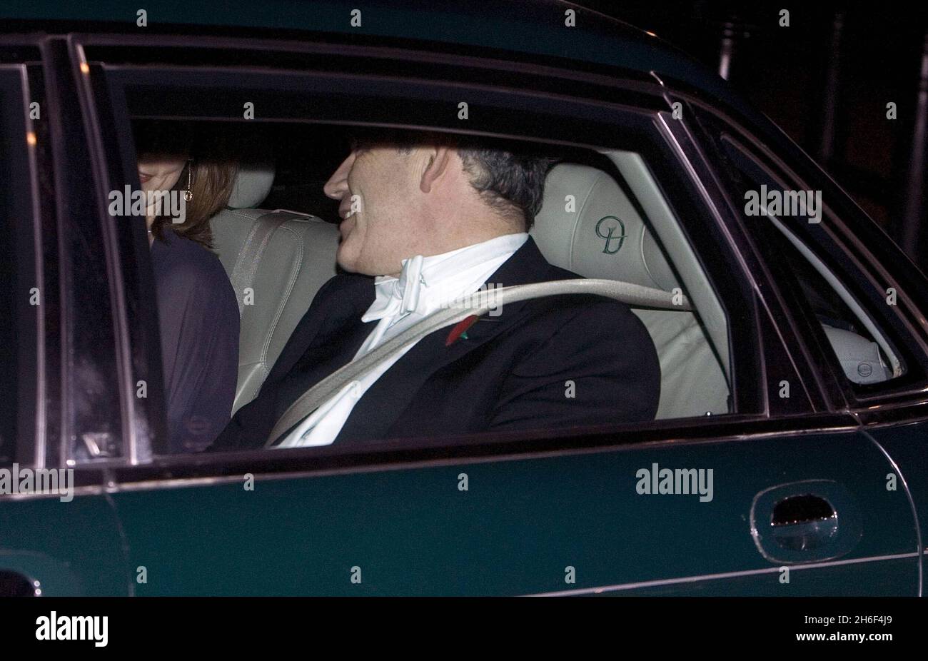 Il primo ministro britannico Gordon Brown, con cravatta bianca, arriva al banchetto di stato a Buckingham Palace a Londra in onore del re in visita Abdullah dell'Arabia Saudita. L'acquisto da parte del primo ministro di un abito personalizzato di Â£3,000 da Gieves & Hawkes segna la fine del suo rifiuto decennale di vestirsi per occasioni formali. Foto Stock