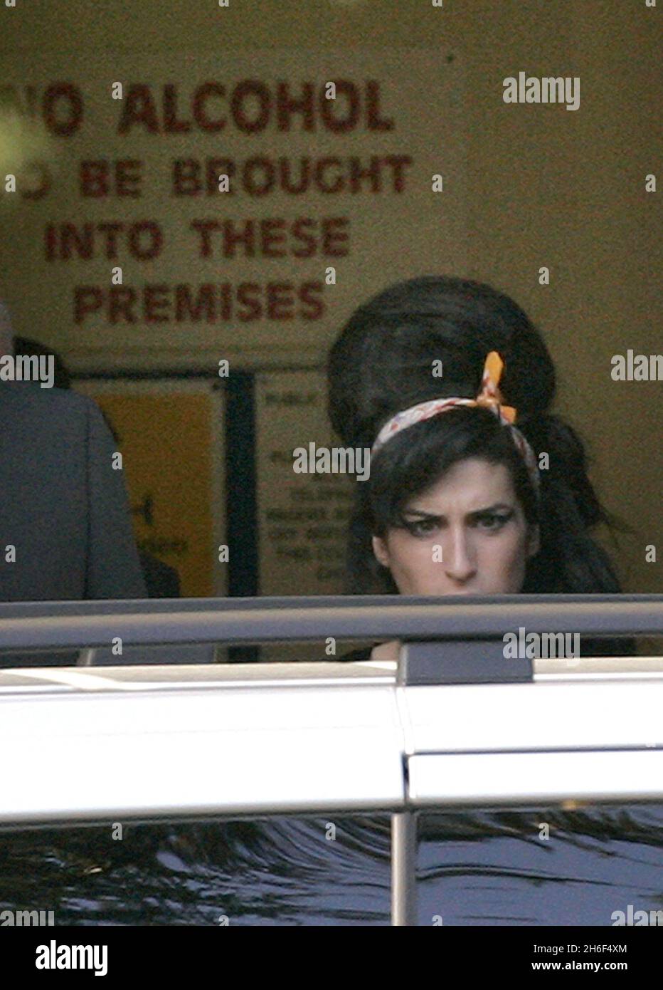 Amy Winehouse è raffigurato lasciando Snaresbrook Crown Court a Londra questo pomeriggio dopo che suo marito Blake Fielder-Civil fece una comparsa in tribunale dopo essere stato accusato di tentare di pervertire il corso della giustizia. 07870209766 Foto Stock