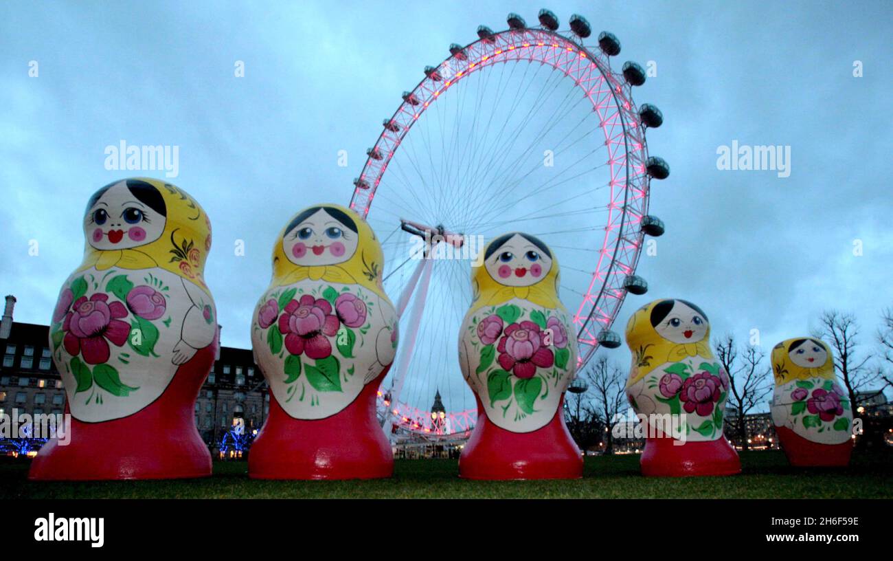 Cinque bambole nesting russe su larga scala, conosciute come Matryoshka, sono svelate accanto al British Airways London Eye, Londra. La quarta edizione del Festival invernale russo, una celebrazione della cultura russa nella capitale, si terrà domenica 13 gennaio a Trafalgar Square tra il 1200 e il 1930. Foto Stock