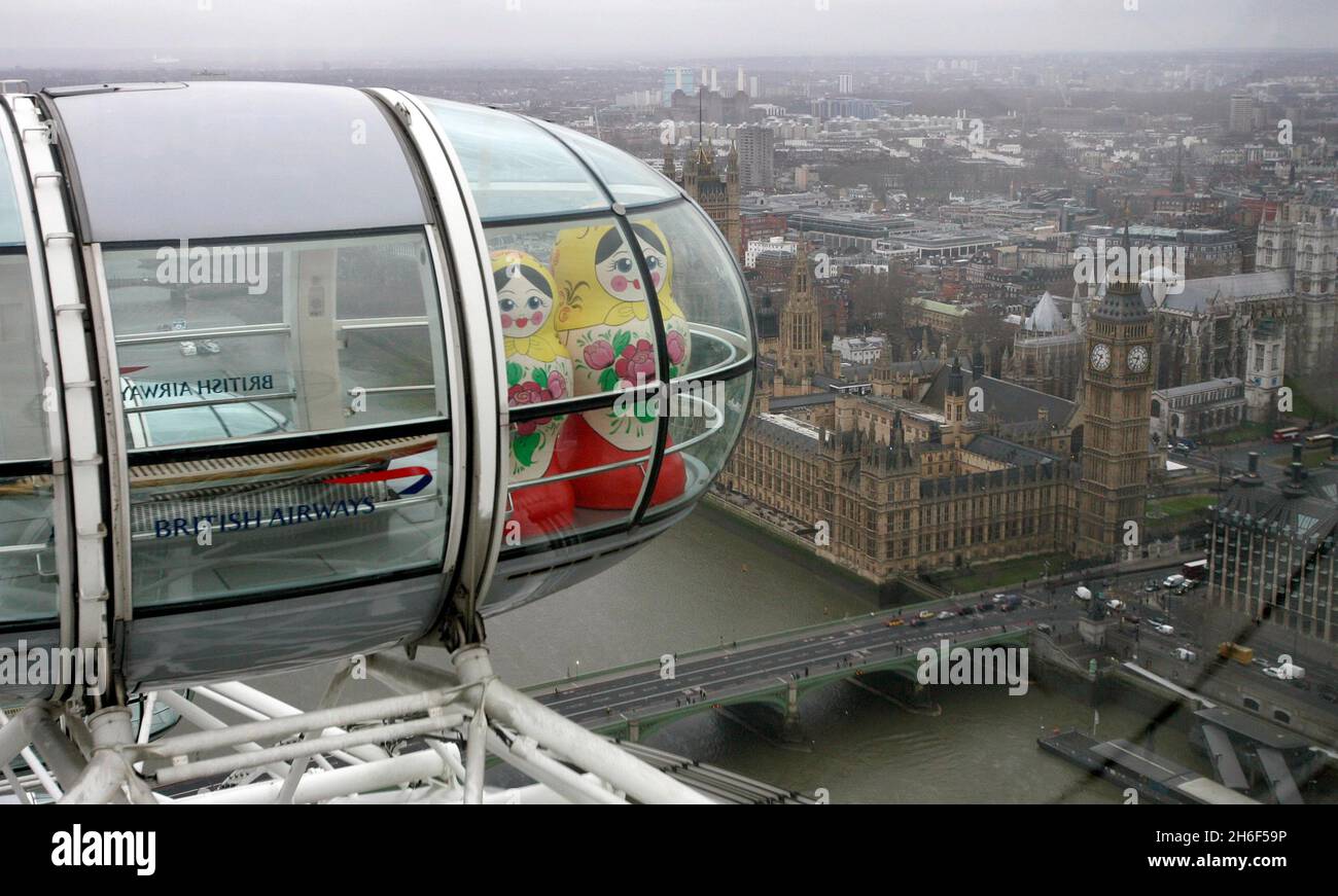 All'interno del British Airways London Eye, Londra, sono visibili cinque bambole nesting russe su larga scala, conosciute come Matryoshka. La quarta edizione del Festival invernale russo, una celebrazione della cultura russa nella capitale, si terrà domenica 13 gennaio a Trafalgar Square tra il 1200 e il 1930. Foto Stock