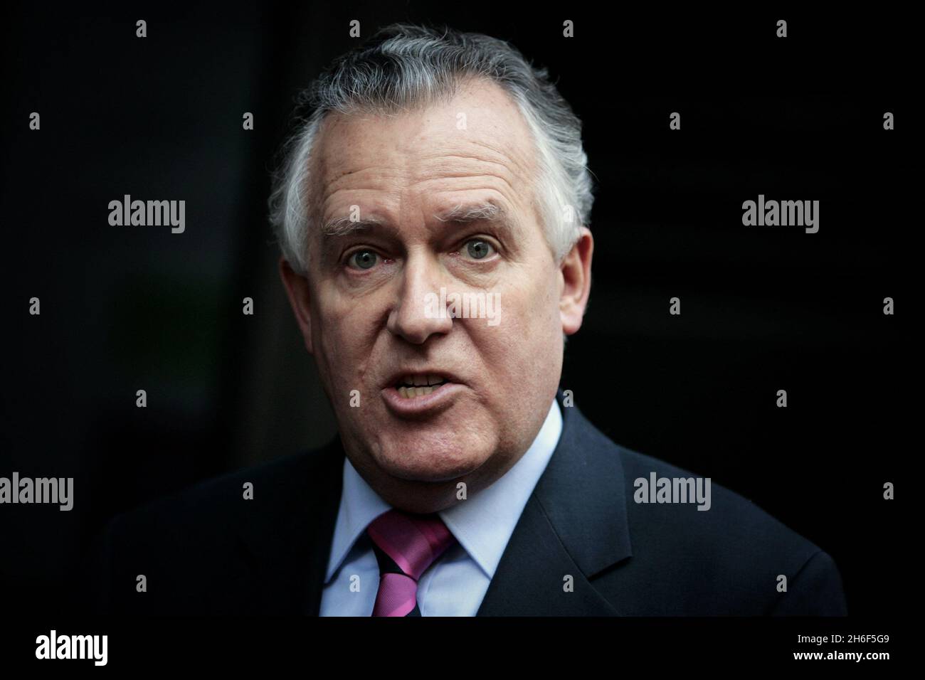 Peter Hain parla oggi alla stampa al di fuori di Caxton House, dopo aver rassegnato le dimissioni dal Gabinetto. Il sig. Hain ha detto che voleva chiarire il suo nome mentre la polizia ha iniziato una indagine sulle donazioni alla sua campagna di leadership di vice. Il sig. Hain ha telefonato al primo ministro Gordon Brown alle 11:30, dopo essere stato informato dalla commissione elettorale che il caso era stato rinviatato alla polizia metropolitana, nel 000. Si comprende che il sig. Hain ha offerto le sue dimissioni a quel punto "senza esitazioni” ed è stato rapidamente accettato dal sig. Brown. Foto Stock