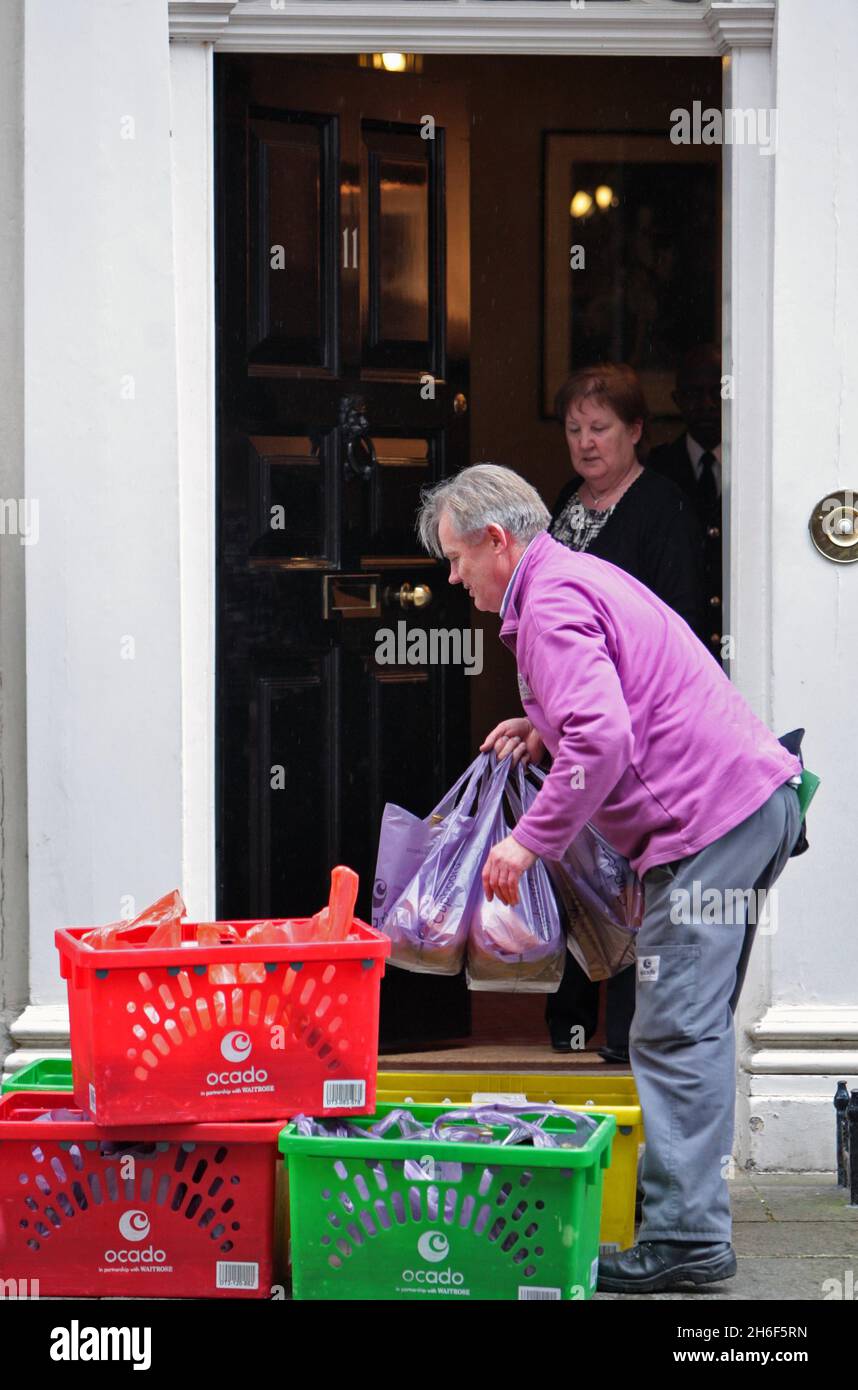 Waitrose shopping è stato consegnato al numero 11 Downing Street a Londra alla vigilia del budget del Cancelliere Alistair Darling. Foto Stock