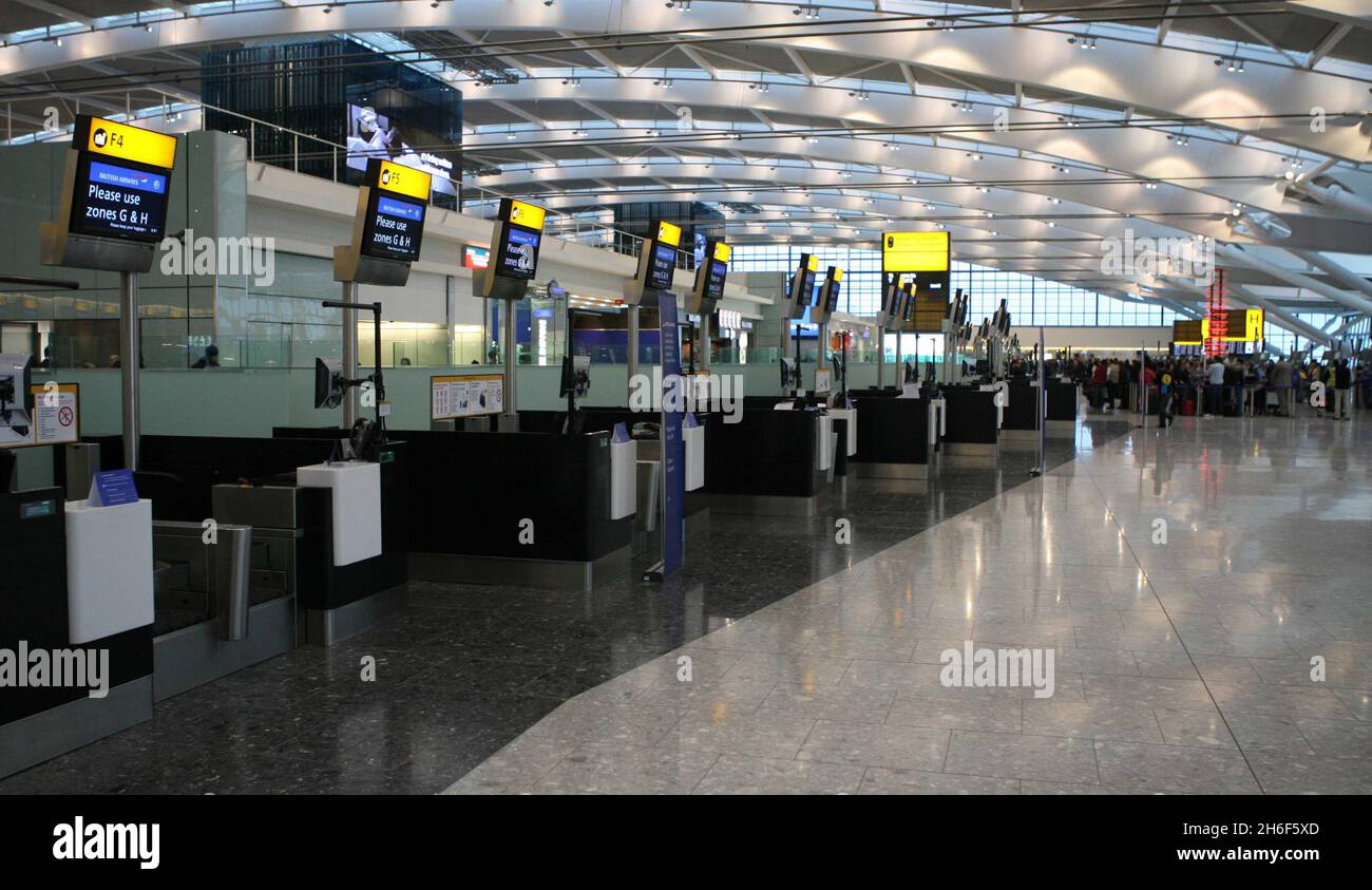 Secondo giorno di caos dei bagagli presso il nuovo Terminal 5 di Heathrow. Un ulteriore caos è previsto al Terminal 5 di Heathrow dopo che il suo giorno di apertura è stato martirato da un catalogo di errori che hanno lasciato molti bloccati durante la notte. Finora, oltre 30 partenze sono state annullate, le code si stanno costruendo e i passeggeri frustrati hanno perso i voli, colpendo la mancanza di informazioni. Giovedì, i servizi di deposito bagagli sono stati sospesi e 34 voli cancellati. Foto Stock