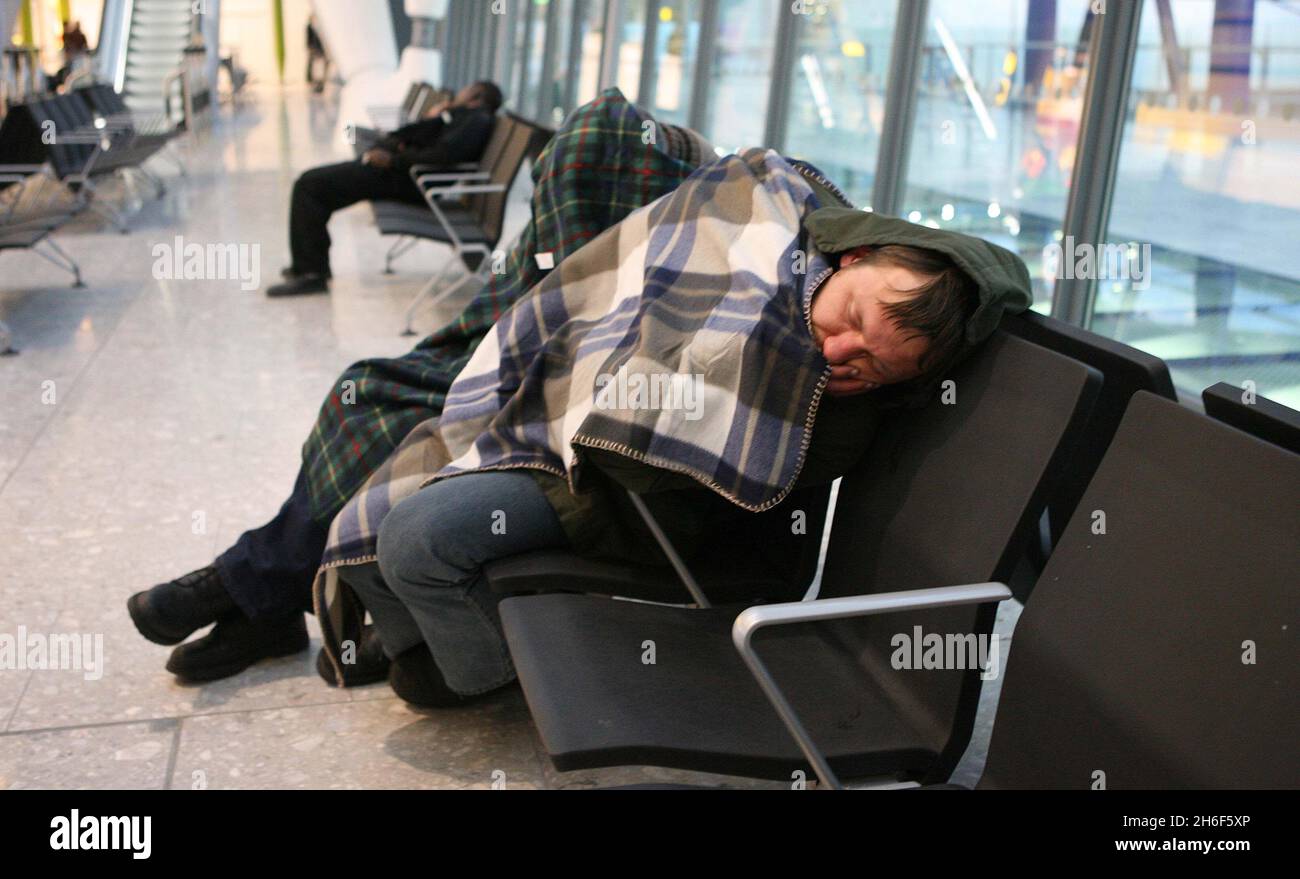 Secondo giorno di caos dei bagagli presso il nuovo Terminal 5 di Heathrow. Un ulteriore caos è previsto al Terminal 5 di Heathrow dopo che il suo giorno di apertura è stato martirato da un catalogo di errori che hanno lasciato molti bloccati durante la notte. Finora, oltre 30 partenze sono state annullate, le code si stanno costruendo e i passeggeri frustrati hanno perso i voli, colpendo la mancanza di informazioni. Giovedì, i servizi di deposito bagagli sono stati sospesi e 34 voli cancellati. Foto Stock