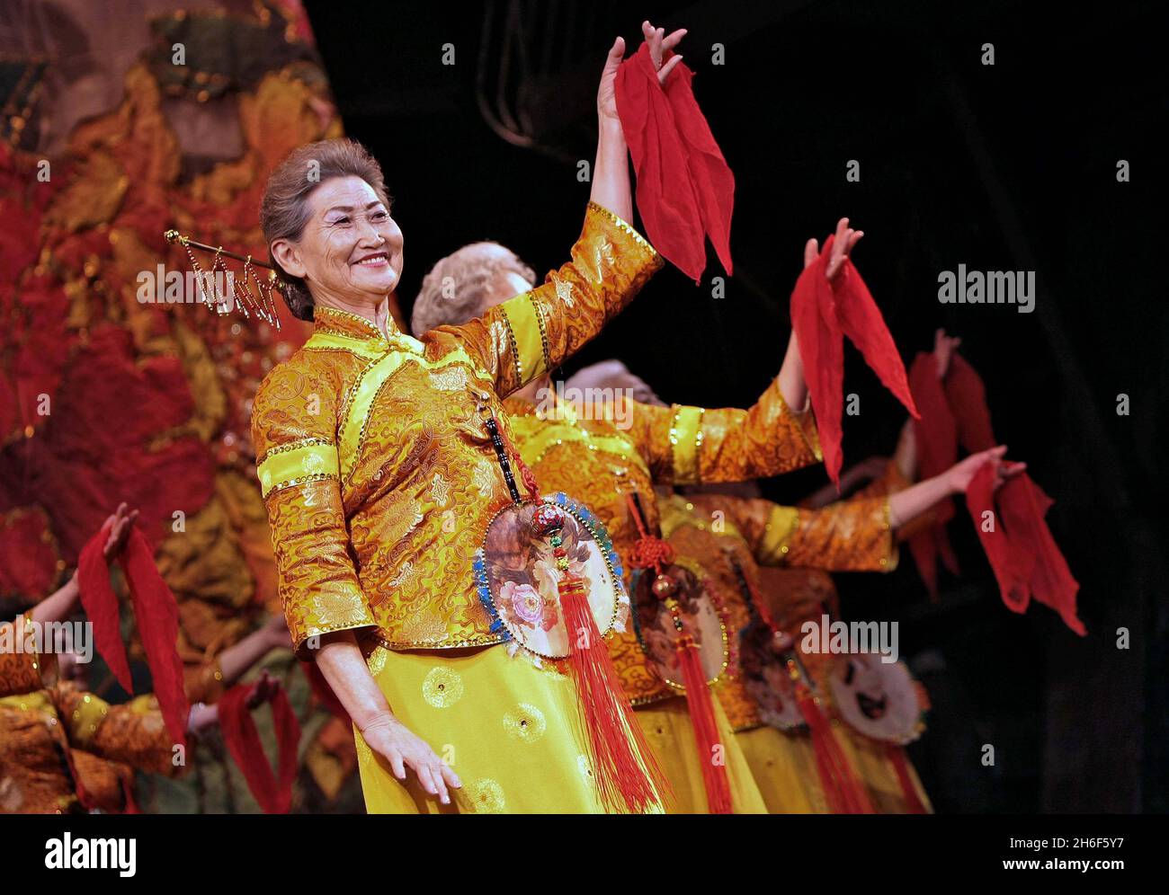 Come parte della Cina a Londra, il Beijing Evecchiant Arts Group si esibirà con ospiti speciali The Zimmers, una band rock londinese di 40 OAPÃ•con un'età combinata di almeno 5000 anni, al Queens Theatre di Londra. Foto Stock