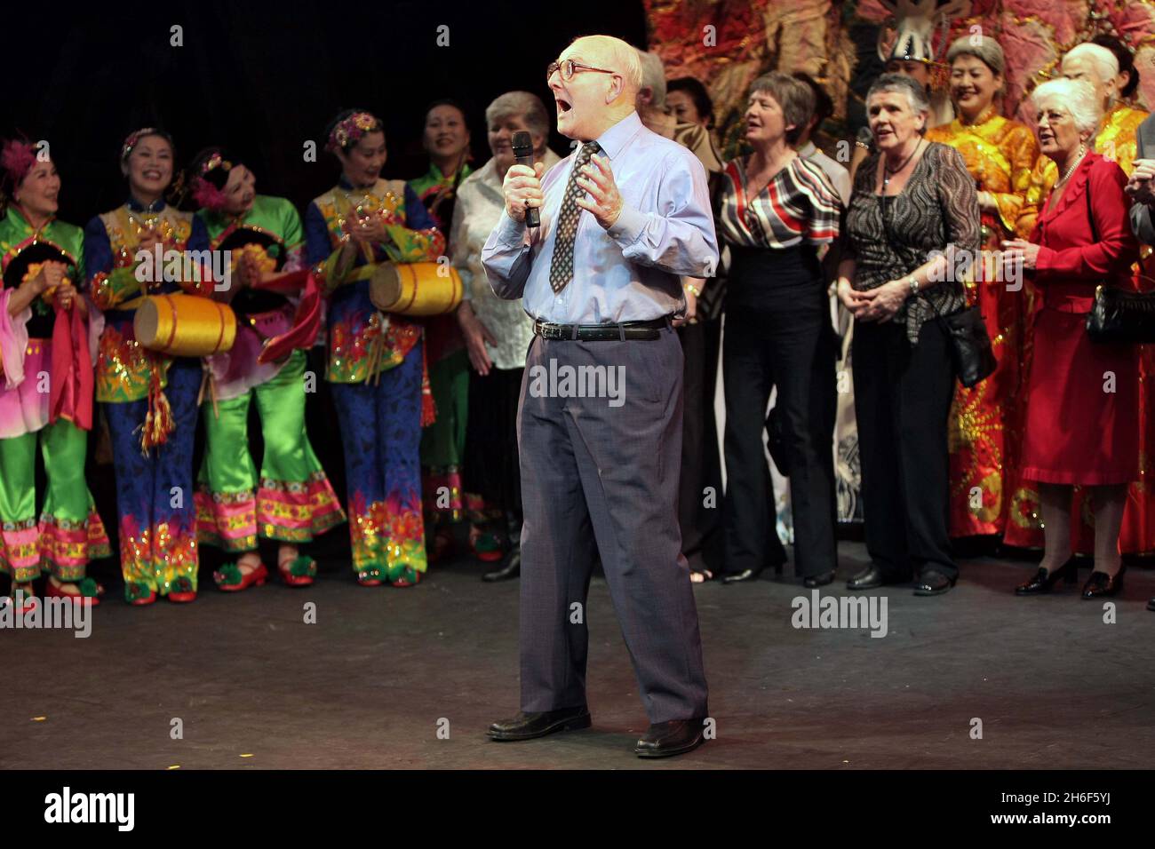 Come parte della Cina a Londra, il Beijing Evecchiant Arts Group si esibirà con ospiti speciali The Zimmers, una band rock londinese di 40 OAPÃ•con un'età combinata di almeno 5000 anni, al Queens Theatre di Londra. Foto Stock