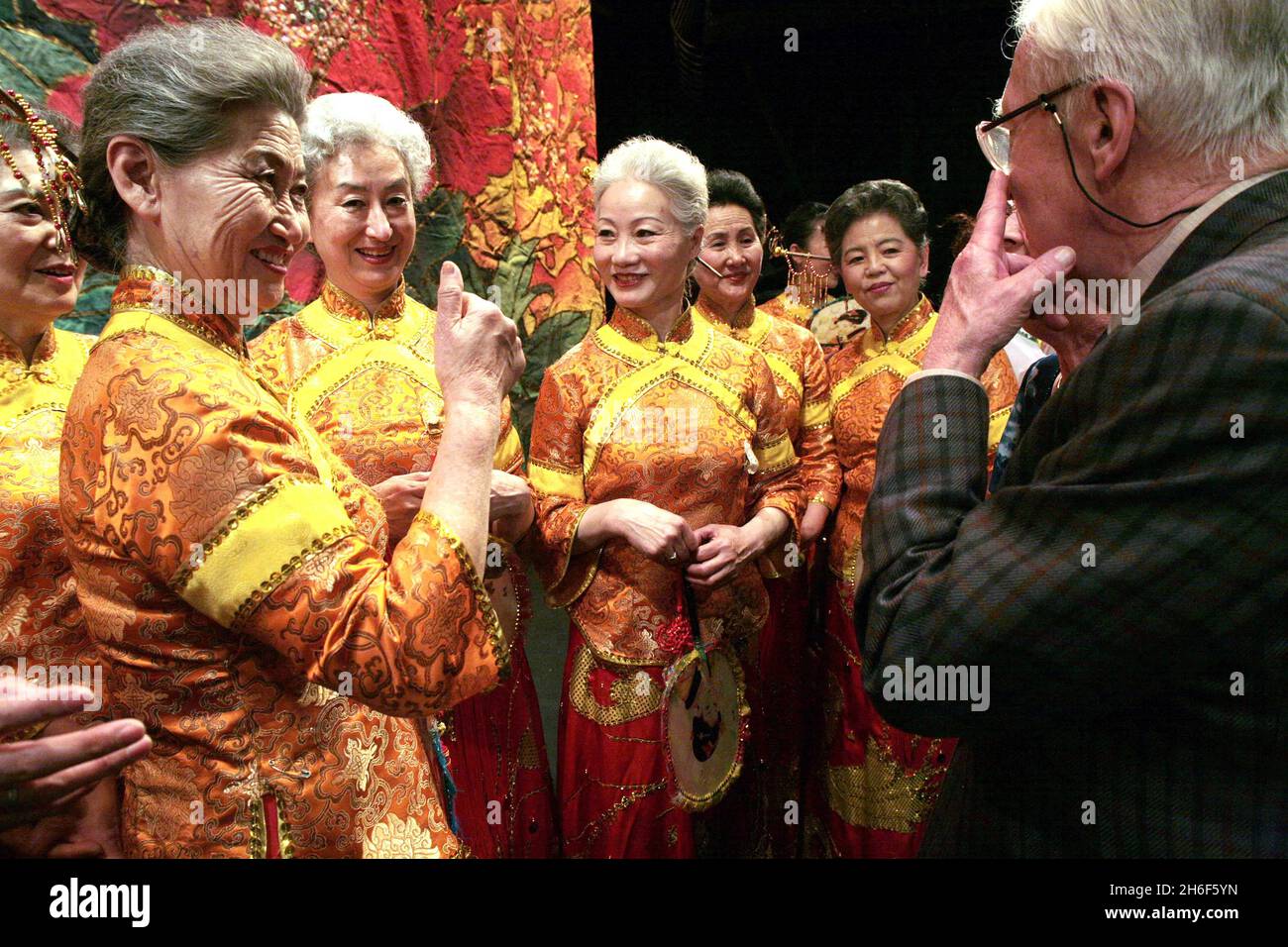 Come parte della Cina a Londra, il Beijing Evecchiant Arts Group si esibirà con ospiti speciali The Zimmers, una band rock londinese di 40 OAPÃ•con un'età combinata di almeno 5000 anni, al Queens Theatre di Londra. Foto Stock