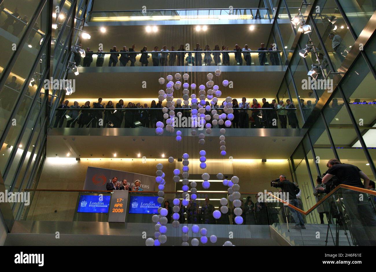 Le azioni della nuova società di informazione Thomson Reuters, che ha debuttato alla Borsa di Londra questa mattina. La Thomson-Reuters Corp combinata sarà in concorrenza diretta con Bloomberg nelle notizie e nelle informazioni finanziarie, con ciascuno che comanda circa un terzo del mercato. Thomson Reuters conta più di 50,000 dipendenti con attività in 93 paesi. Foto Stock