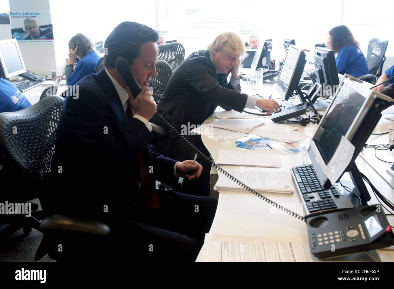 Il candidato conservatore Mayoral Boris Johnson e il leader del partito David Cameron Canvas per le votazioni telefoniche oggi al centro di chiamata del partito conservatore a Londra. Foto Stock