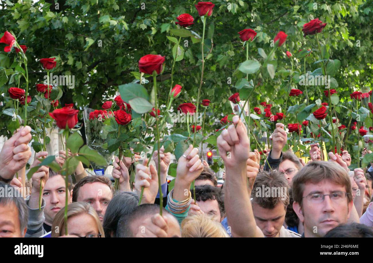 Amnesty International ha tenuto un "silenzio di un minuto" fuori dall'ambasciata cinese a Londra per celebrare l'anniversario del massacro di piazza Tiananmen a Pechino. Londra. Foto Stock