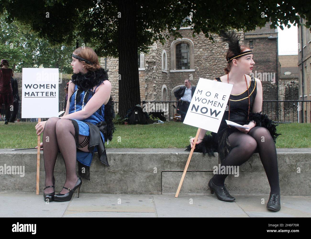 I manifestanti di Westminster affermano che a otto decenni dal voto del flapper e che le donne sono ancora passate dal loro partito politico locale. La protesta è in aiuto dell'80° anniversario del suffragio universale. Londra. Foto Stock