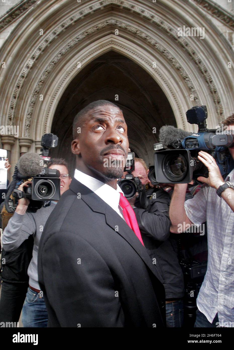 Dwain Chambers lascia la High Court a Londra, dopo aver perso il suo appello per ribaltare il suo divieto di competere negli eventi olimpici. Sprinter Dwain Chambers oggi ha perso la sua alta Corte di candidatura per essere permesso di competere ai Giochi Olimpici del mese prossimo a Pechino. L'onorevole Justice Mackay ha rifiutato di concedere un'ingiunzione per sospendere temporaneamente un divieto a vita delle camere che gareggiano alle Olimpiadi. Il divieto è stato imposto dalla British Olympic Association (BOA) a causa del suo uso autoconfessato in passato di farmaci che migliorano le prestazioni. Foto Stock