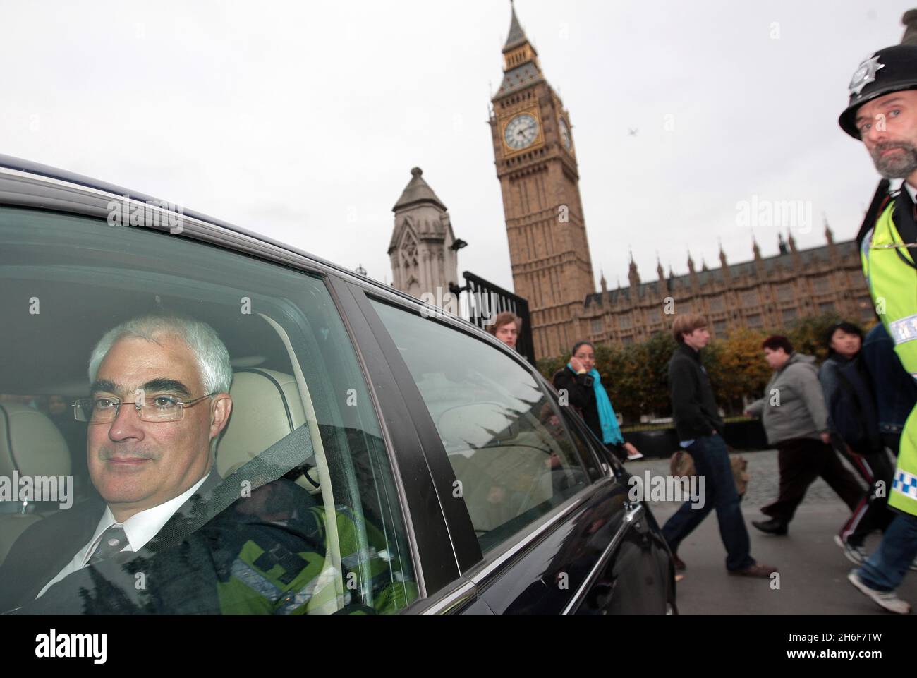 Il Cancelliere Alistair Darling lascia la Camera dei Comuni questo pomeriggio dopo aver fatto la sua dichiarazione alla Camera sullo stato dell'economia del Regno Unito, centro di Londra. Foto Stock