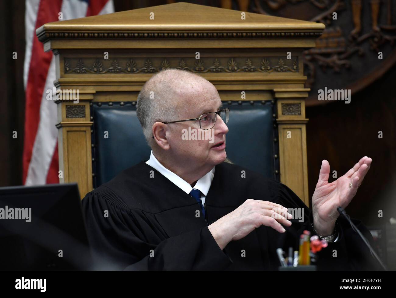 Kenosha, Wisconsin, Stati Uniti. 15 Nov 2021. Il giudice Bruce Schroeder dà istruzioni alla giuria durante il processo di Kyle Rittenhouse al tribunale della contea di Kenosha, Wisconsin, lunedì 15 novembre 2021. (Credit Image: © Sean Krajacic/The Kenosha News-POOL via ZUMA Press Wire) Foto Stock