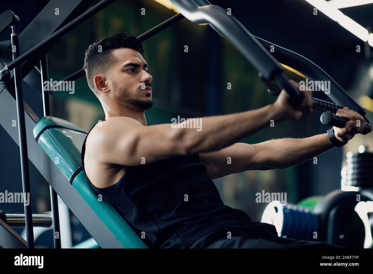 Motivata Muscle Arab Man Training su Sport Machine in palestra Foto Stock