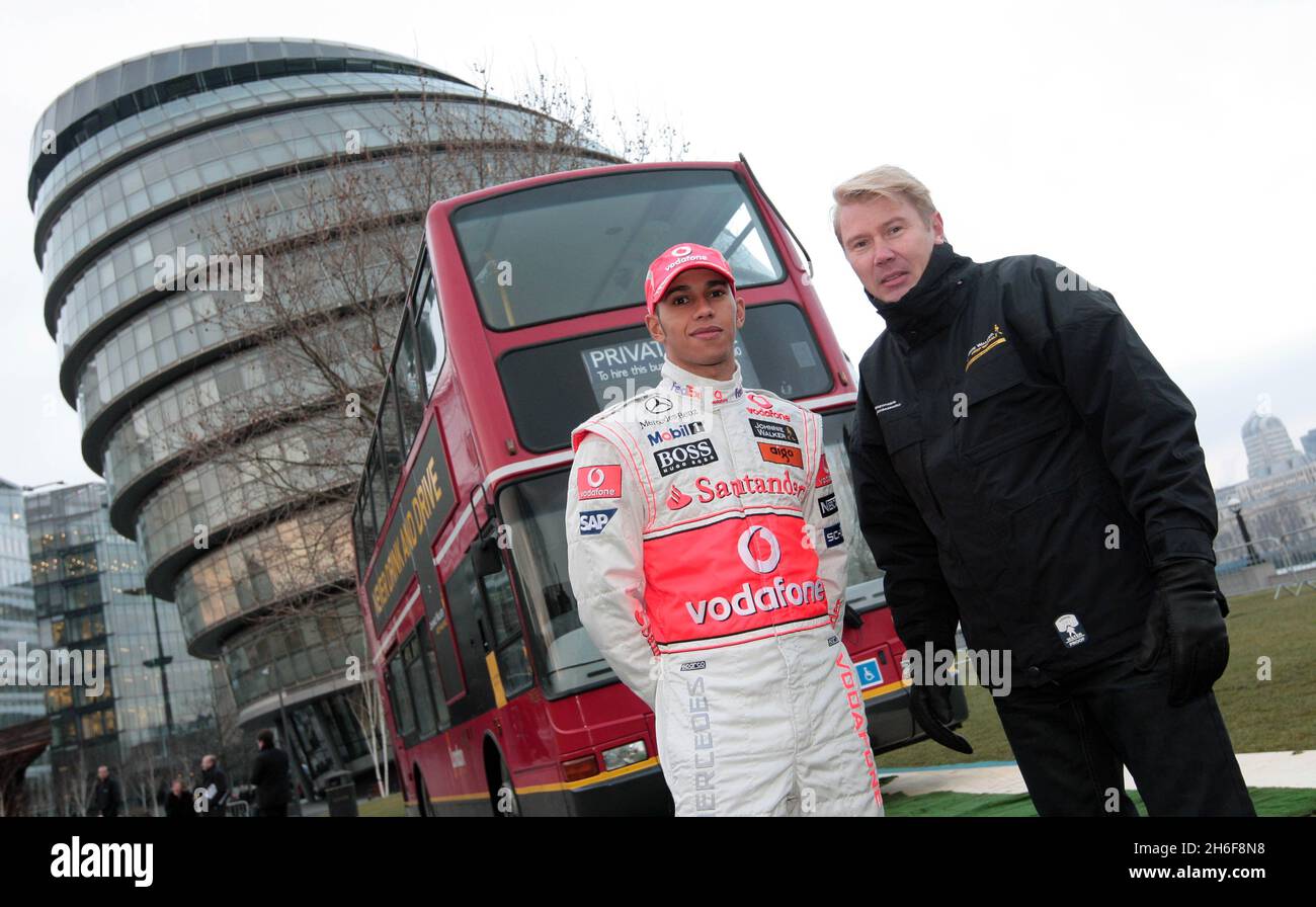 Mika HÂŠkkinen sostiene Lewis Hamilton, il campione del mondo di Formula 1 del 2008, mentre guidava un taxi di Londra, per rafforzare la campagna anti-drink drive di Johnnie Walker, ricordando alle persone di non bere mai e guidare e di utilizzare i mezzi pubblici per tornare a casa in modo sicuro durante il Natale. Foto Stock