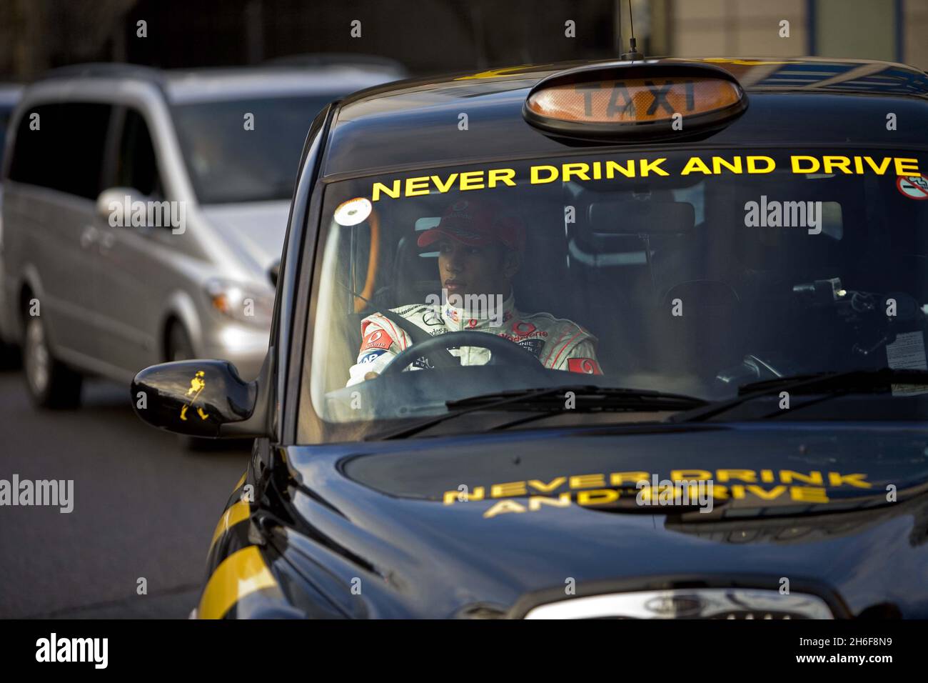 Lewis Hamilton, il campione del mondo di Formula 1 del 2008, ha guidato un taxi a Londra, per rafforzare la campagna anti-drink drive Johnnie Walker, ricordando alle persone di non bere mai e guidare e di utilizzare i trasporti pubblici per tornare a casa in modo sicuro durante Natale. Foto Stock