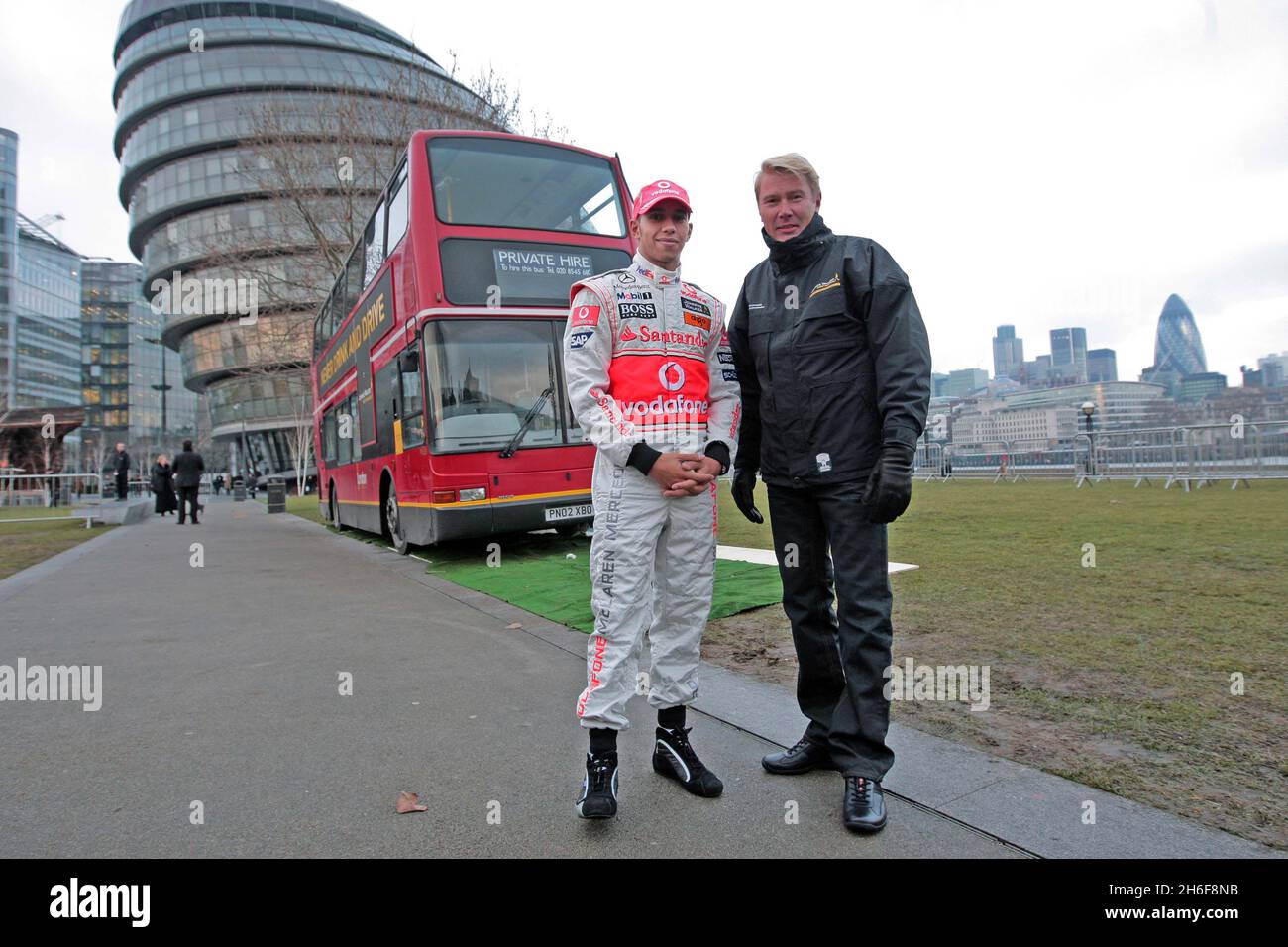 Mika HÂŠkkinen sostiene Lewis Hamilton, il campione del mondo di Formula 1 del 2008, mentre guidava un taxi di Londra, per rafforzare la campagna anti-drink drive di Johnnie Walker, ricordando alle persone di non bere mai e guidare e di utilizzare i mezzi pubblici per tornare a casa in modo sicuro durante il Natale. Foto Stock