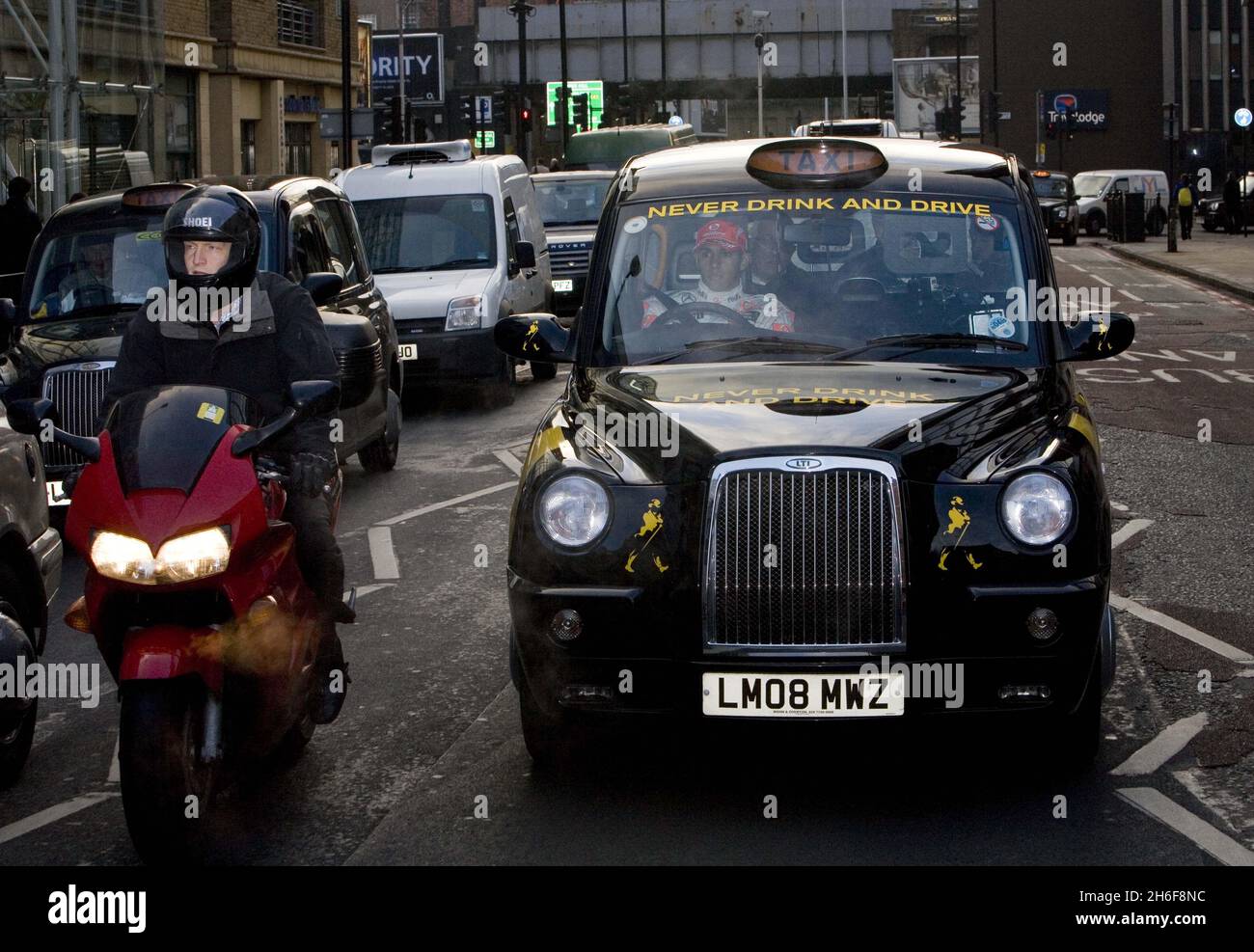 Lewis Hamilton, il campione del mondo di Formula 1 del 2008, ha guidato un taxi a Londra, per rafforzare la campagna anti-drink drive Johnnie Walker, ricordando alle persone di non bere mai e guidare e di utilizzare i trasporti pubblici per tornare a casa in modo sicuro durante Natale. Foto Stock