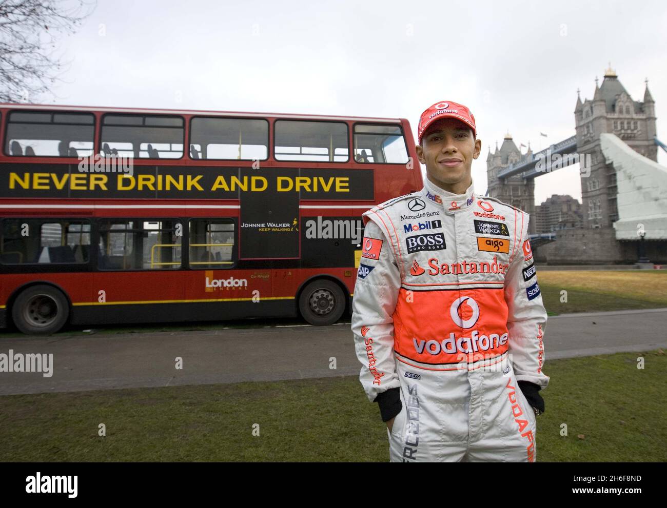 Lewis Hamilton, il campione del mondo di Formula 1 2008, durante la campagna anti-drink drive Johnnie Walker, ricorda alle persone di non bere mai e guidare e di utilizzare i mezzi pubblici per tornare a casa in modo sicuro durante Natale. Foto Stock