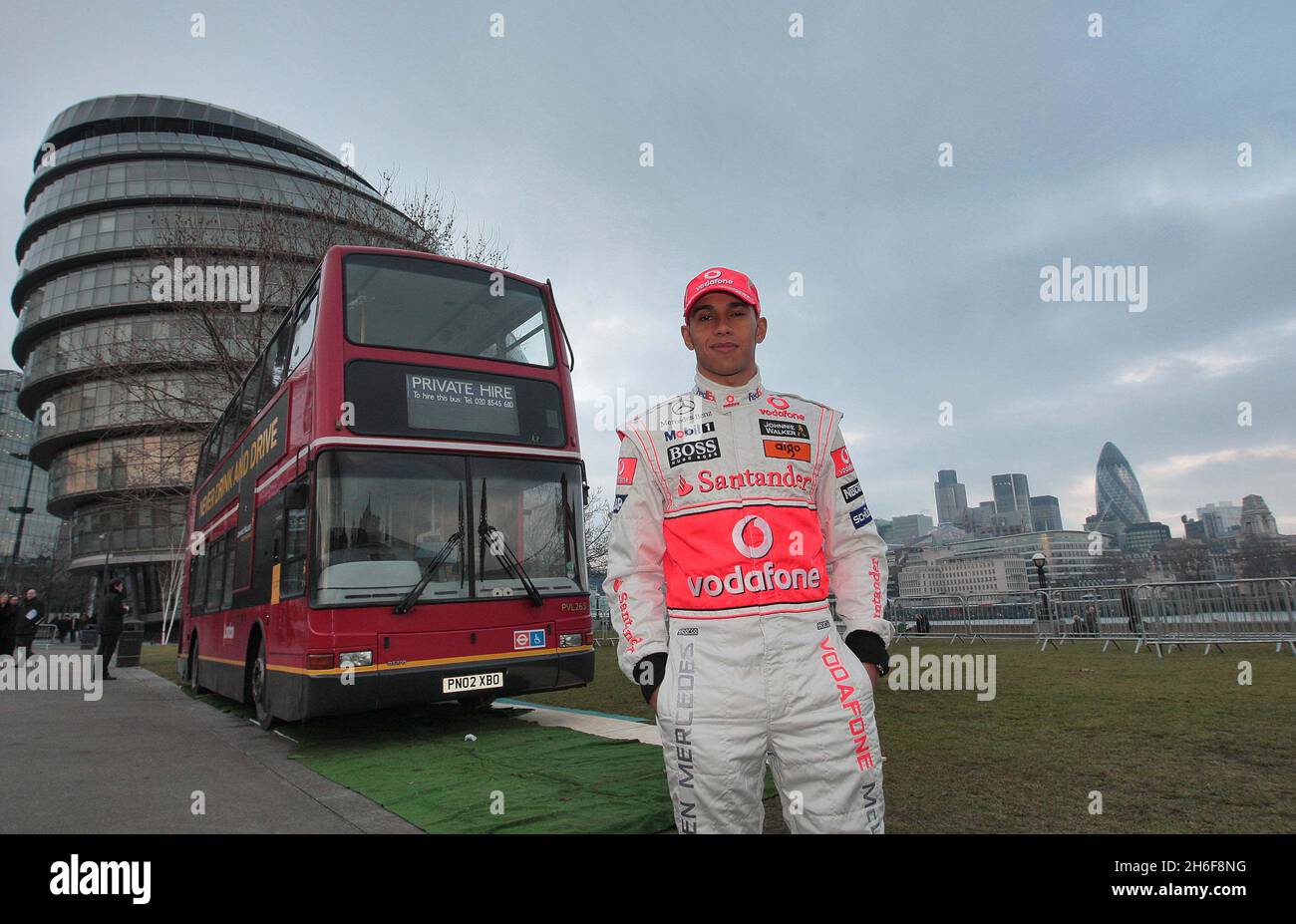 Lewis Hamilton, il campione del mondo di Formula 1 2008, durante la campagna anti-drink drive Johnnie Walker, ricorda alle persone di non bere mai e guidare e di utilizzare i mezzi pubblici per tornare a casa in modo sicuro durante Natale. Foto Stock