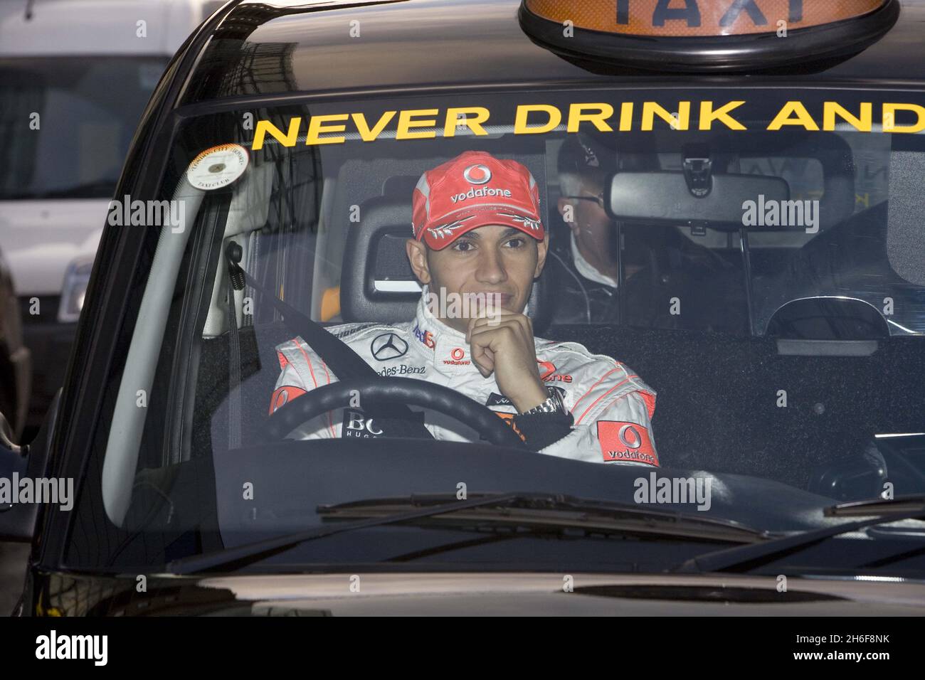 Lewis Hamilton, il campione del mondo di Formula 1 del 2008, ha guidato un taxi a Londra, per rafforzare la campagna anti-drink drive Johnnie Walker, ricordando alle persone di non bere mai e guidare e di utilizzare i trasporti pubblici per tornare a casa in modo sicuro durante Natale. Foto Stock