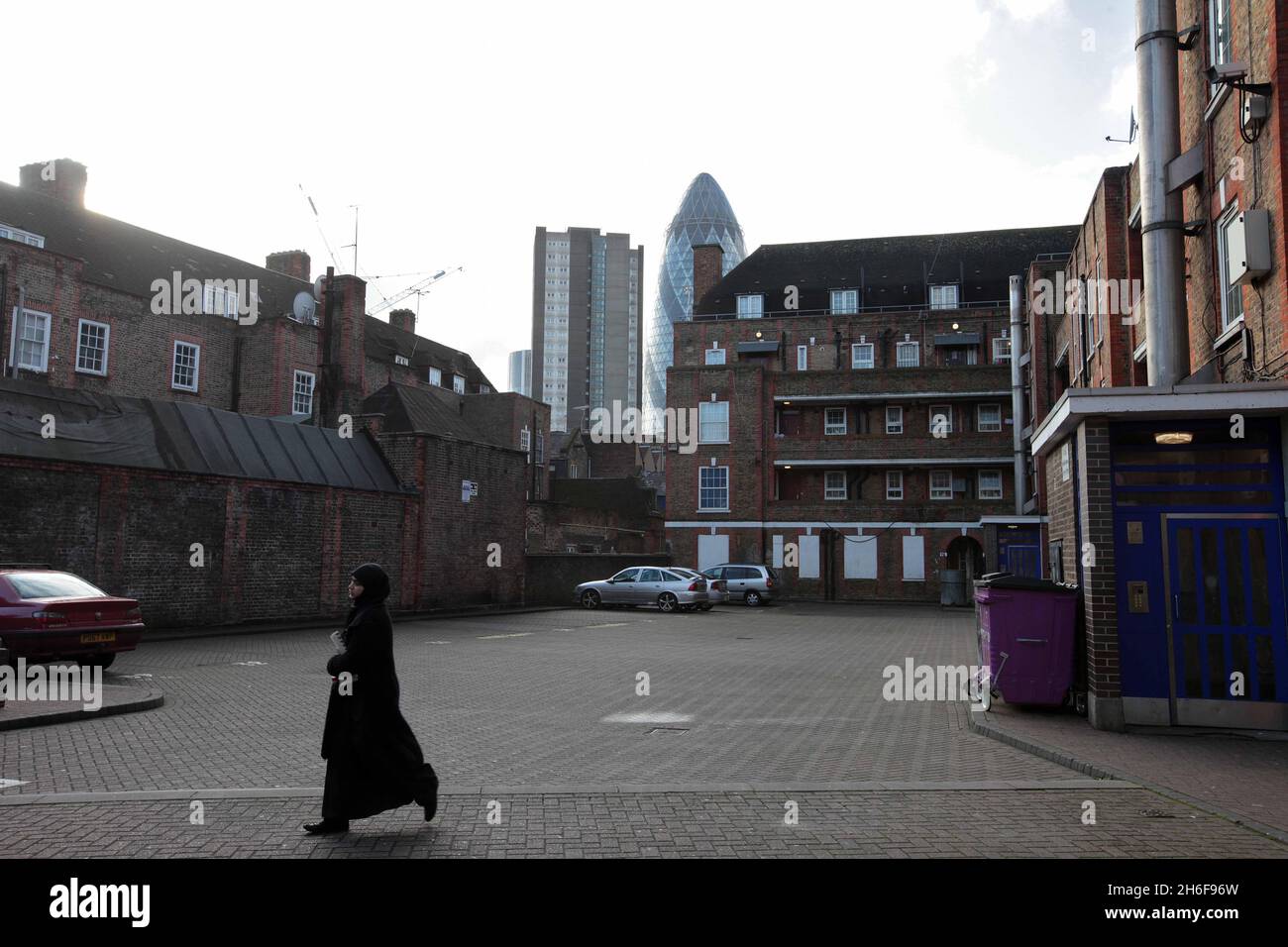 Alloggi sociali che circondano nuovi edifici nella città di Londra. Il numero di nuovi mutui approvati per l'acquisto di casa è salito del 27 per cento durante il mese di dicembre, ma il prestito continua a diminuire, le cifre rivelano oggi. Foto Stock