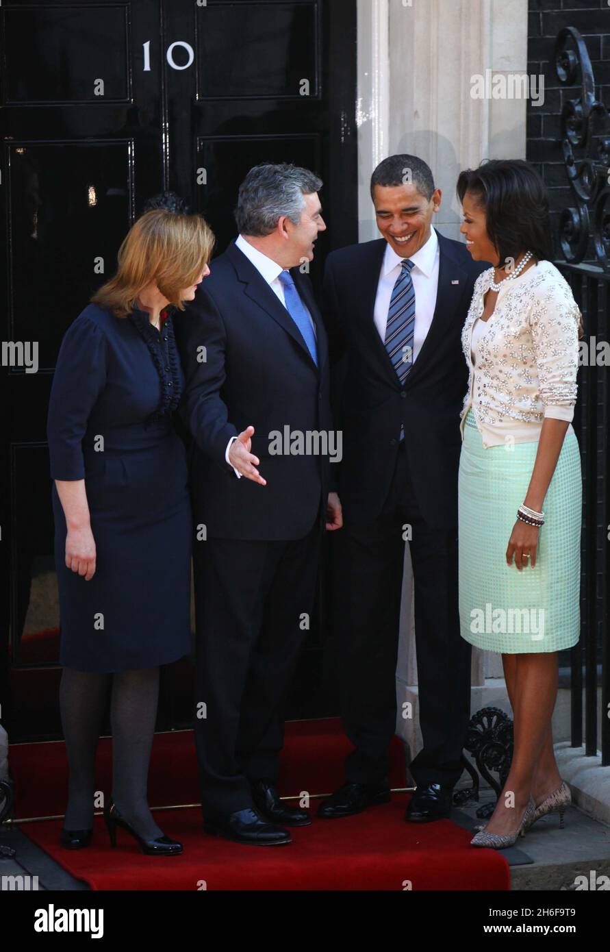 Il PM britannico Gordon Brown e la moglie Sarah hanno illustrato fuori NO.10 Downing Street questa mattina con il presidente americano Barack Obama e sua moglie Michelle. Foto Stock