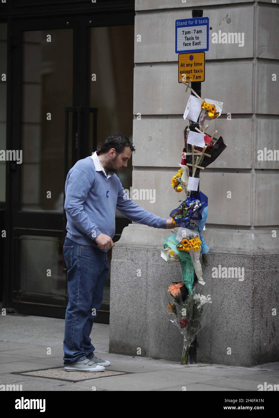 Paul King, figlio di Ian Tomlinson, oggi ha messo i fiori nella scena in cui il padre è morto durante le proteste del G20 la scorsa settimana a Londra. Foto Stock