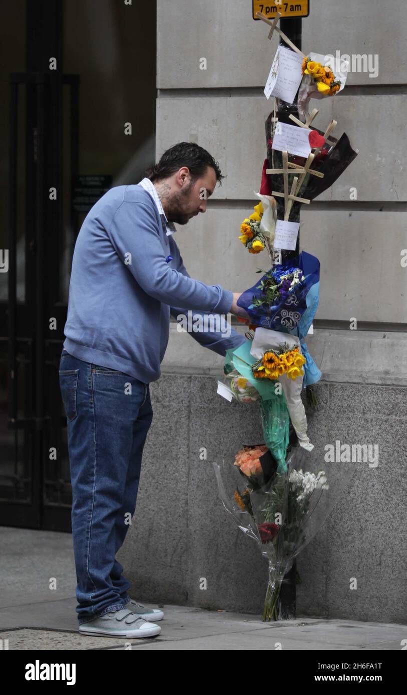 Paul King, figlio di Ian Tomlinson, oggi ha messo i fiori nella scena in cui il padre è morto durante le proteste del G20 la scorsa settimana a Londra. Foto Stock