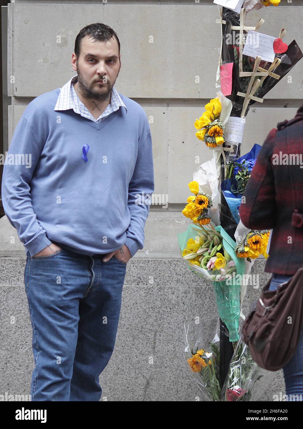 Paul King, figlio di Ian Tomlinson, oggi ha messo i fiori nella scena in cui il padre è morto durante le proteste del G20 la scorsa settimana a Londra. Foto Stock