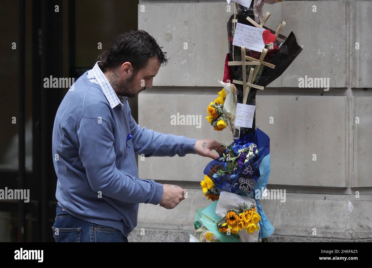 Paul King, figlio di Ian Tomlinson, oggi ha messo i fiori nella scena in cui il padre è morto durante le proteste del G20 la scorsa settimana a Londra. Foto Stock