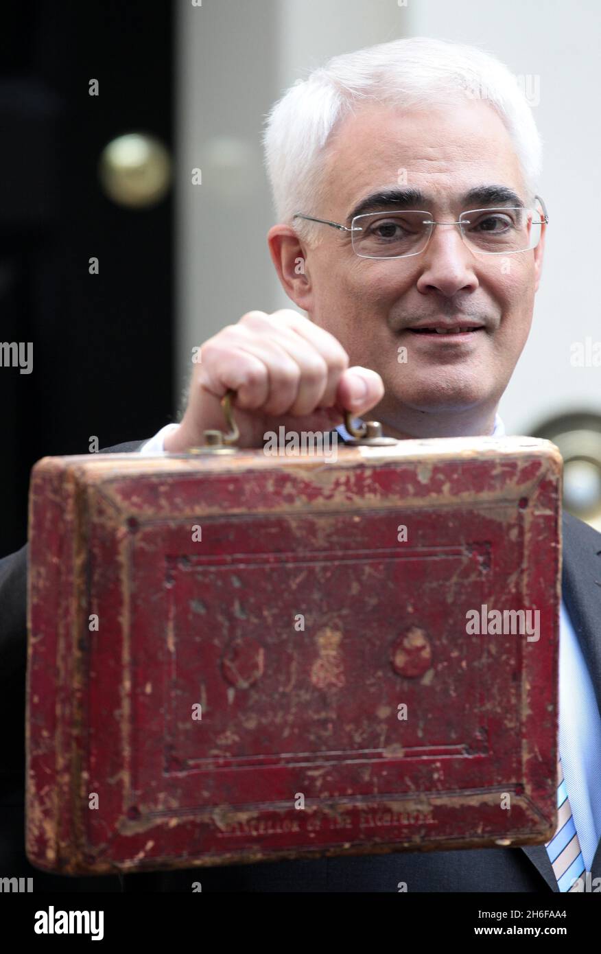 Il Cancelliere Alistair Darling lascia Downing Street oggi per annunciare il bilancio alla Camera dei Comuni Foto Stock